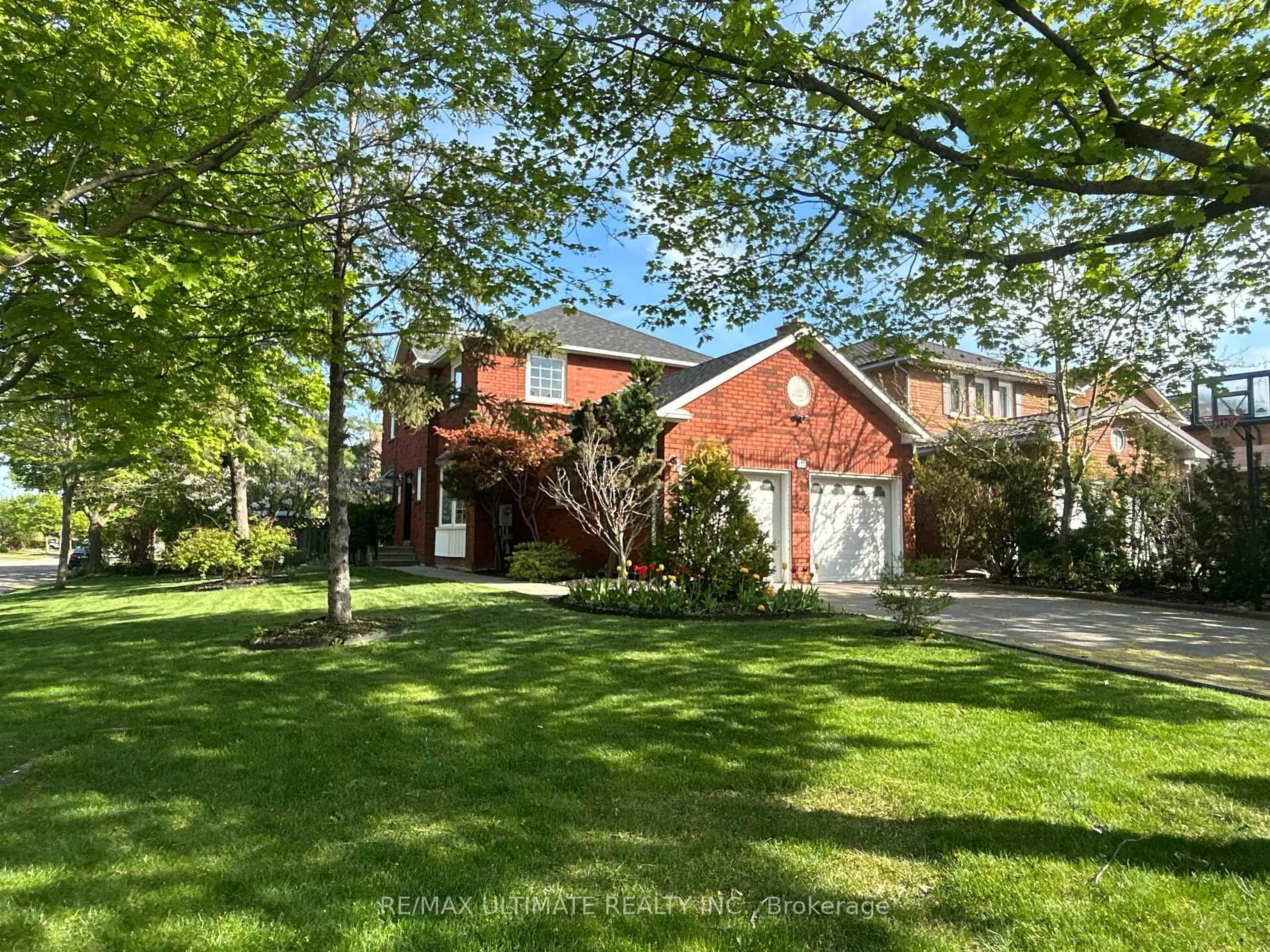 A pic from outside/outdoor area/front of a property/back of a property/a pic from drone, street for 431 Commonwealth Circ, Mississauga Ontario L5B 3V7