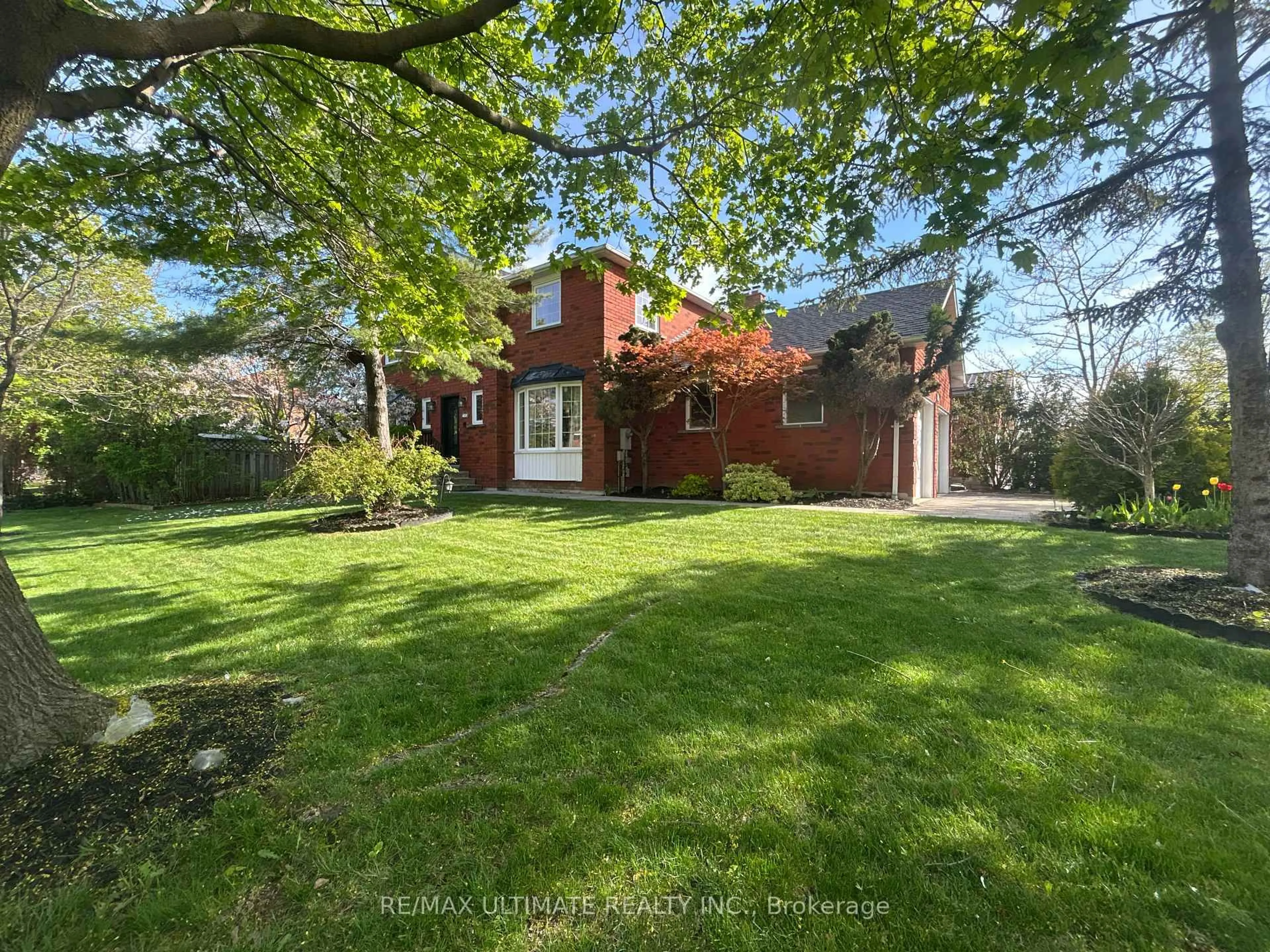 A pic from outside/outdoor area/front of a property/back of a property/a pic from drone, street for 431 Commonwealth Circ, Mississauga Ontario L5B 3V7