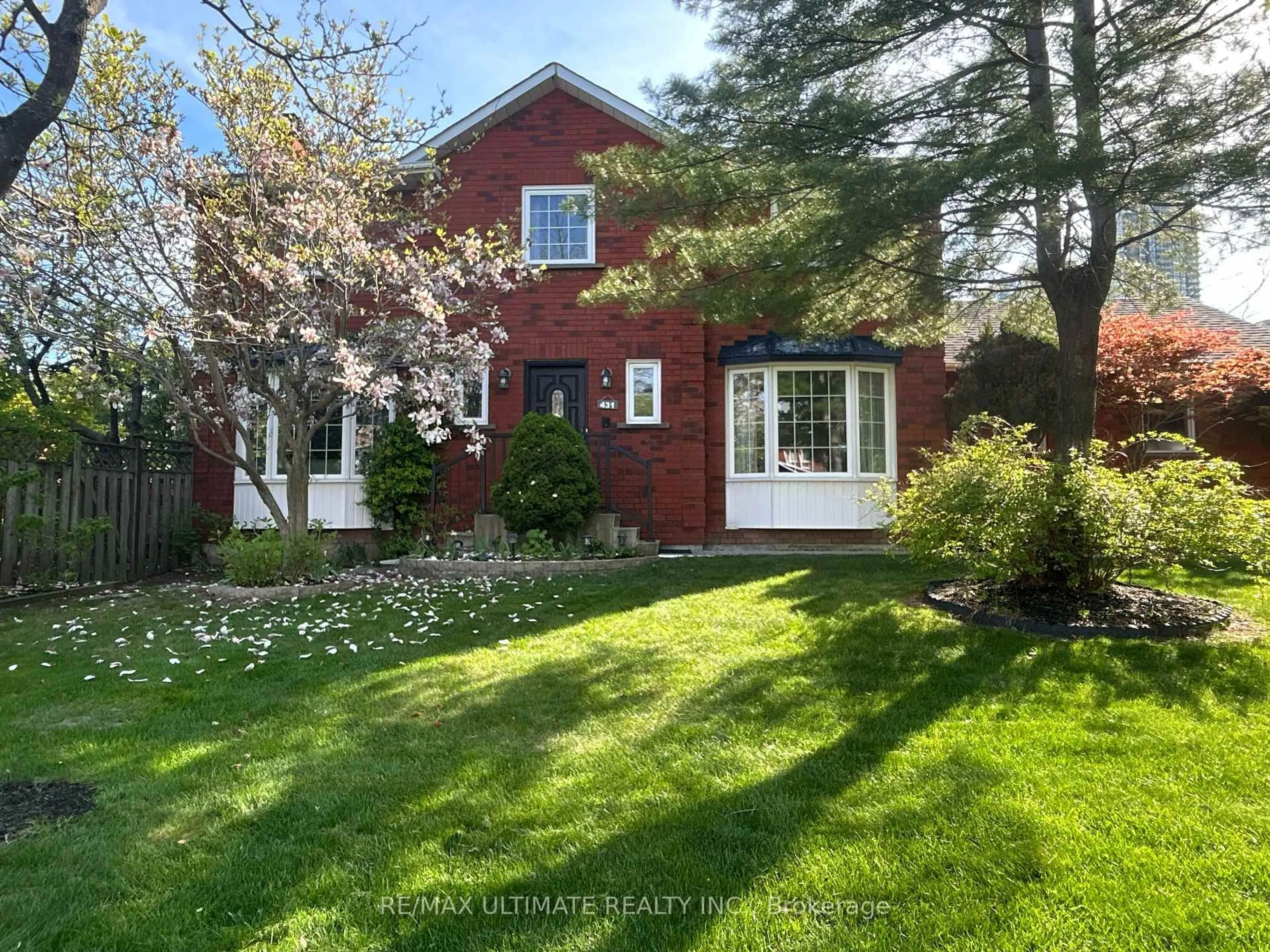 Home with brick exterior material, street for 431 Commonwealth Circ, Mississauga Ontario L5B 3V7