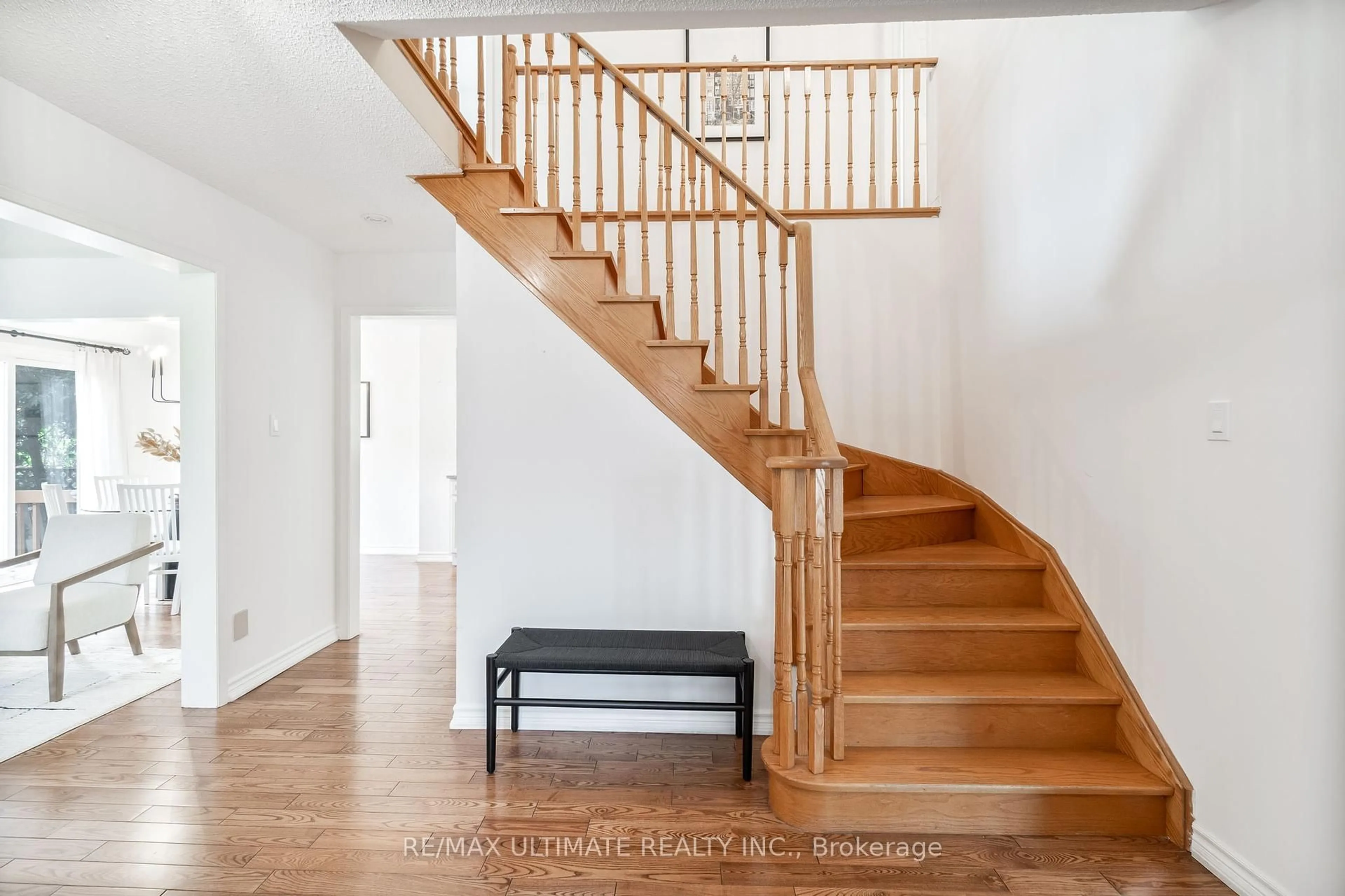 Stairs for 431 Commonwealth Circ, Mississauga Ontario L5B 3V7
