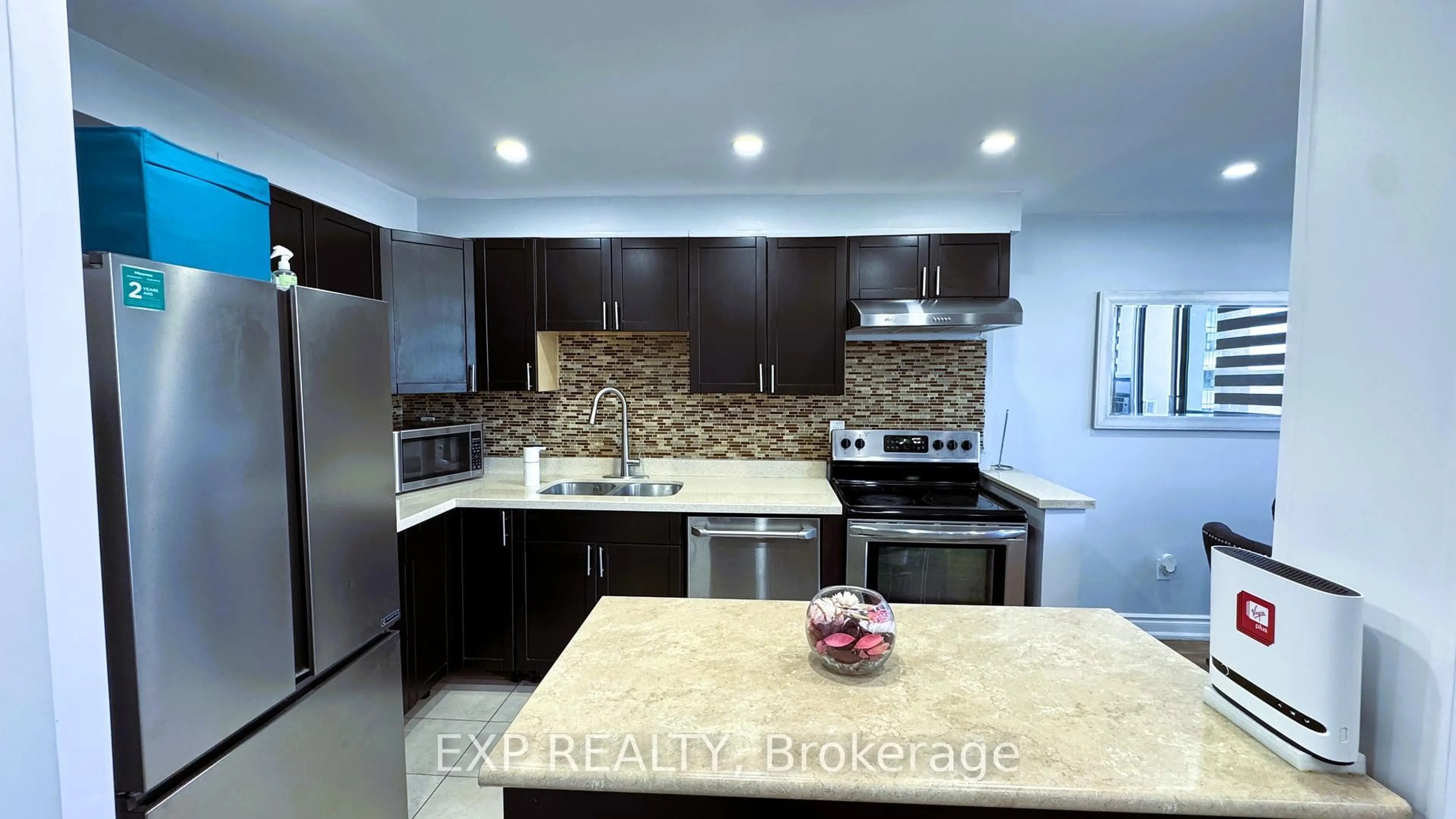 Standard kitchen, ceramic/tile floor for 2121 Roche Crt #302, Mississauga Ontario L5K 2C7