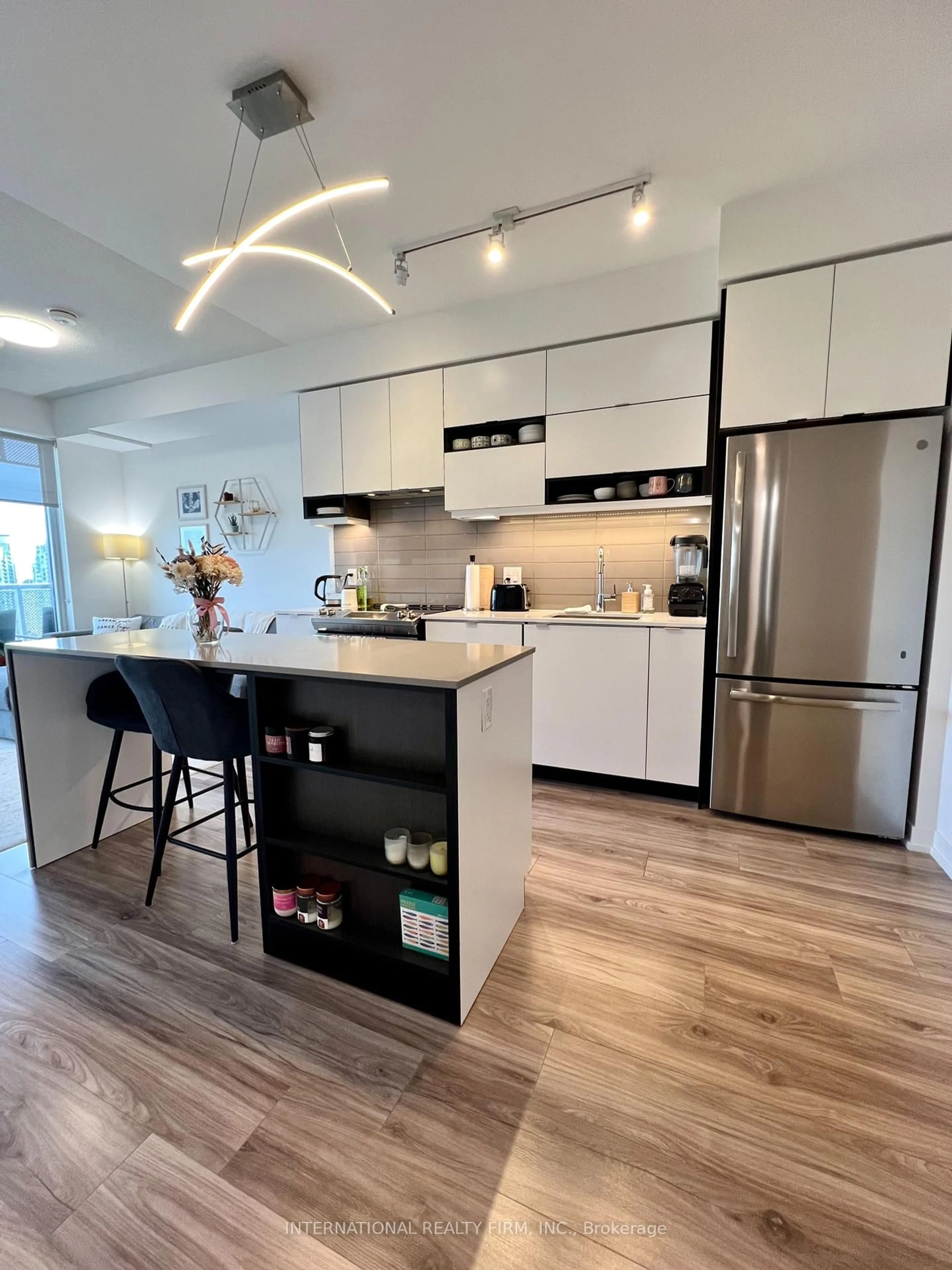 Contemporary kitchen, unknown for 4065 Confederation Pkwy #2605, Mississauga Ontario L5B 0L4