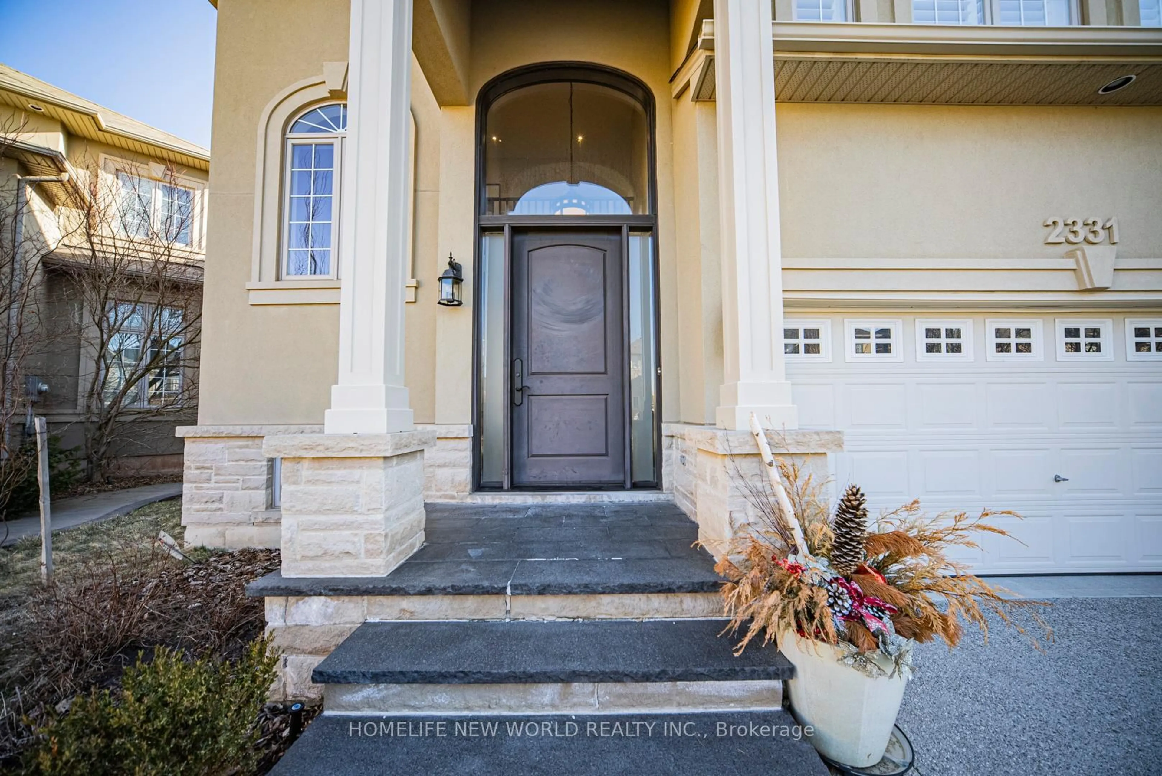 Indoor entryway for 2331 Millstone Dr, Oakville Ontario L6M 0H1