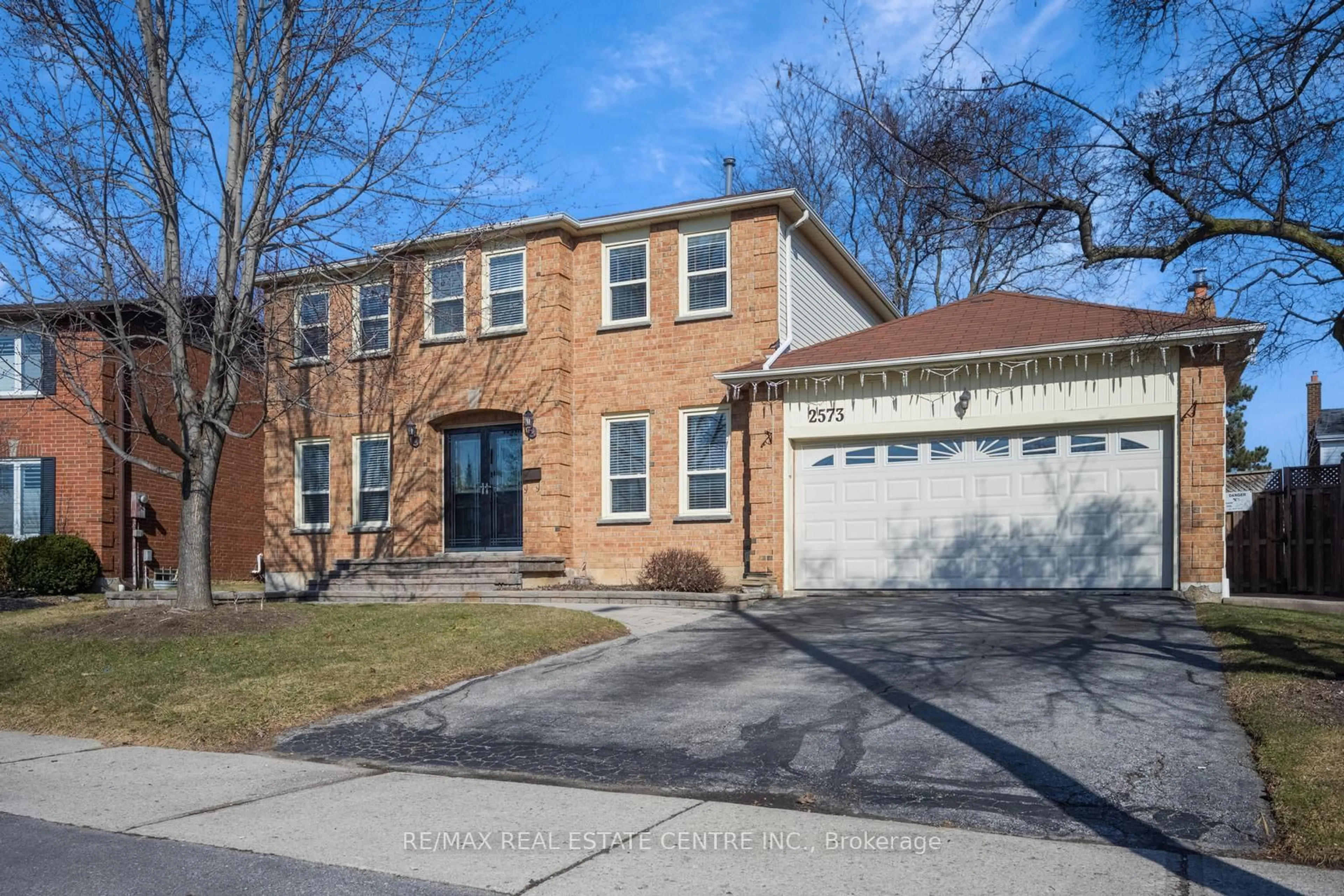 Home with brick exterior material, street for 2573 Oshkin Crt, Mississauga Ontario L5N 3Z3