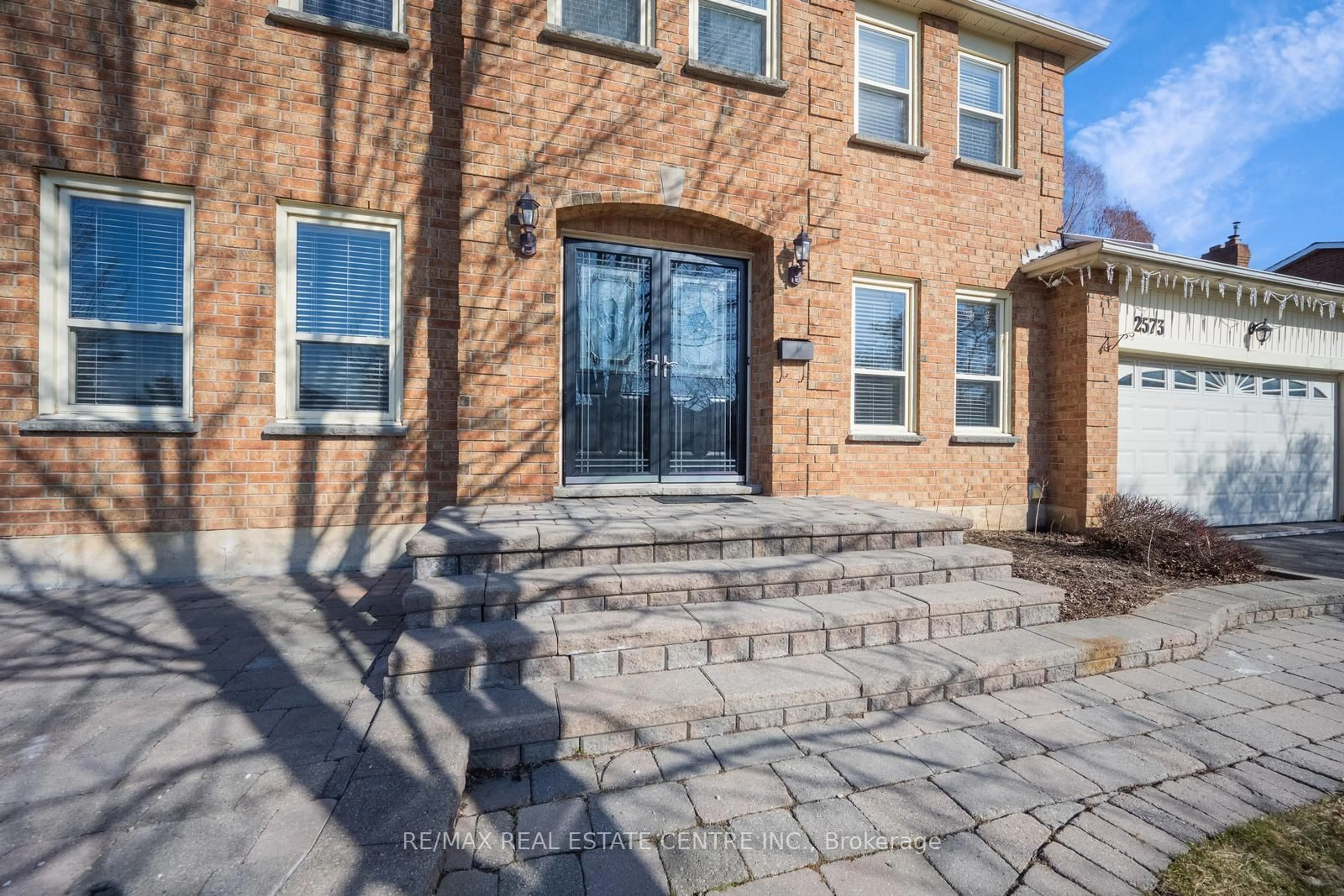 Home with brick exterior material, street for 2573 Oshkin Crt, Mississauga Ontario L5N 3Z3