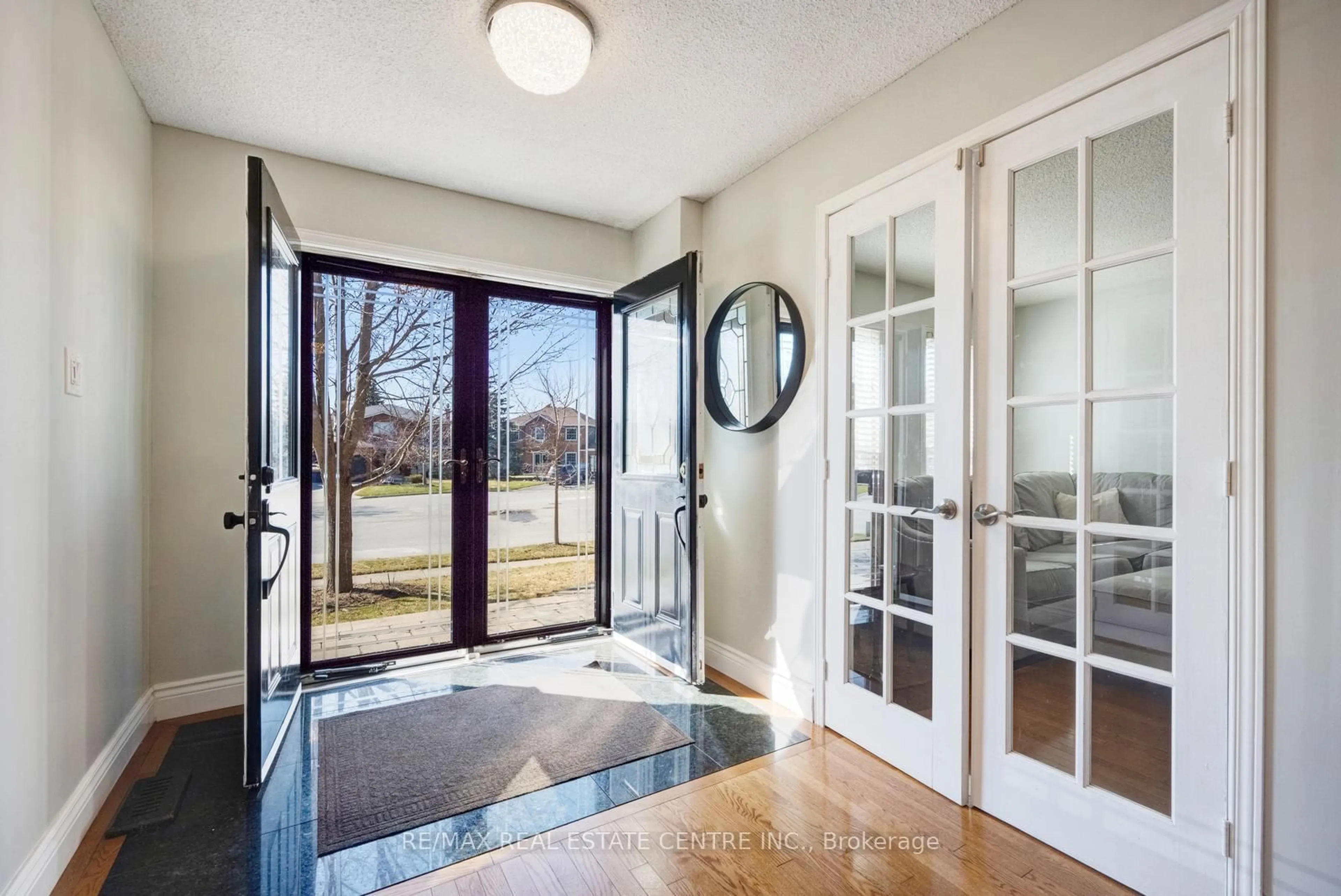 Indoor entryway for 2573 Oshkin Crt, Mississauga Ontario L5N 3Z3