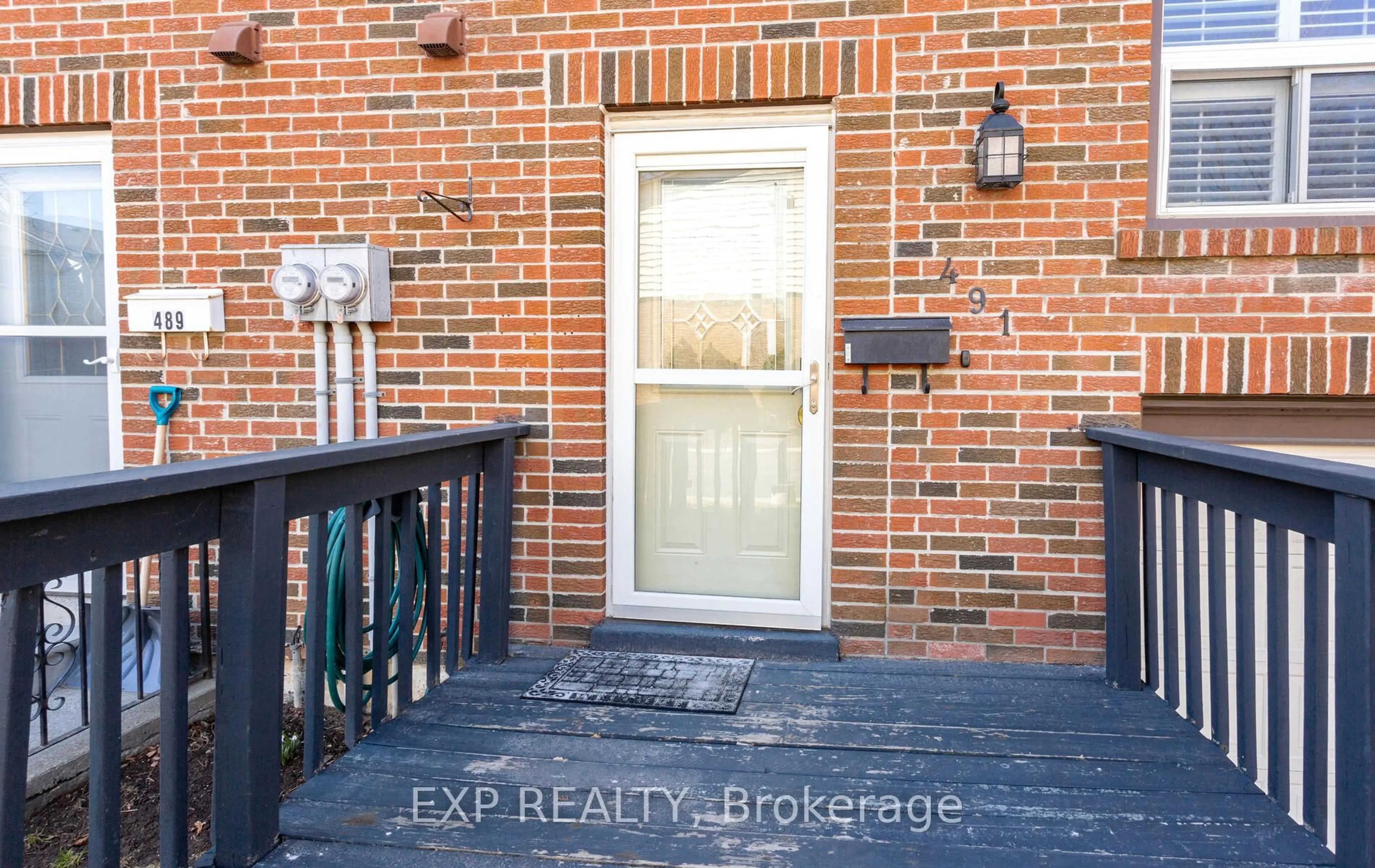 Indoor entryway for 491 ONTARIO St, Milton Ontario L9T 3J4