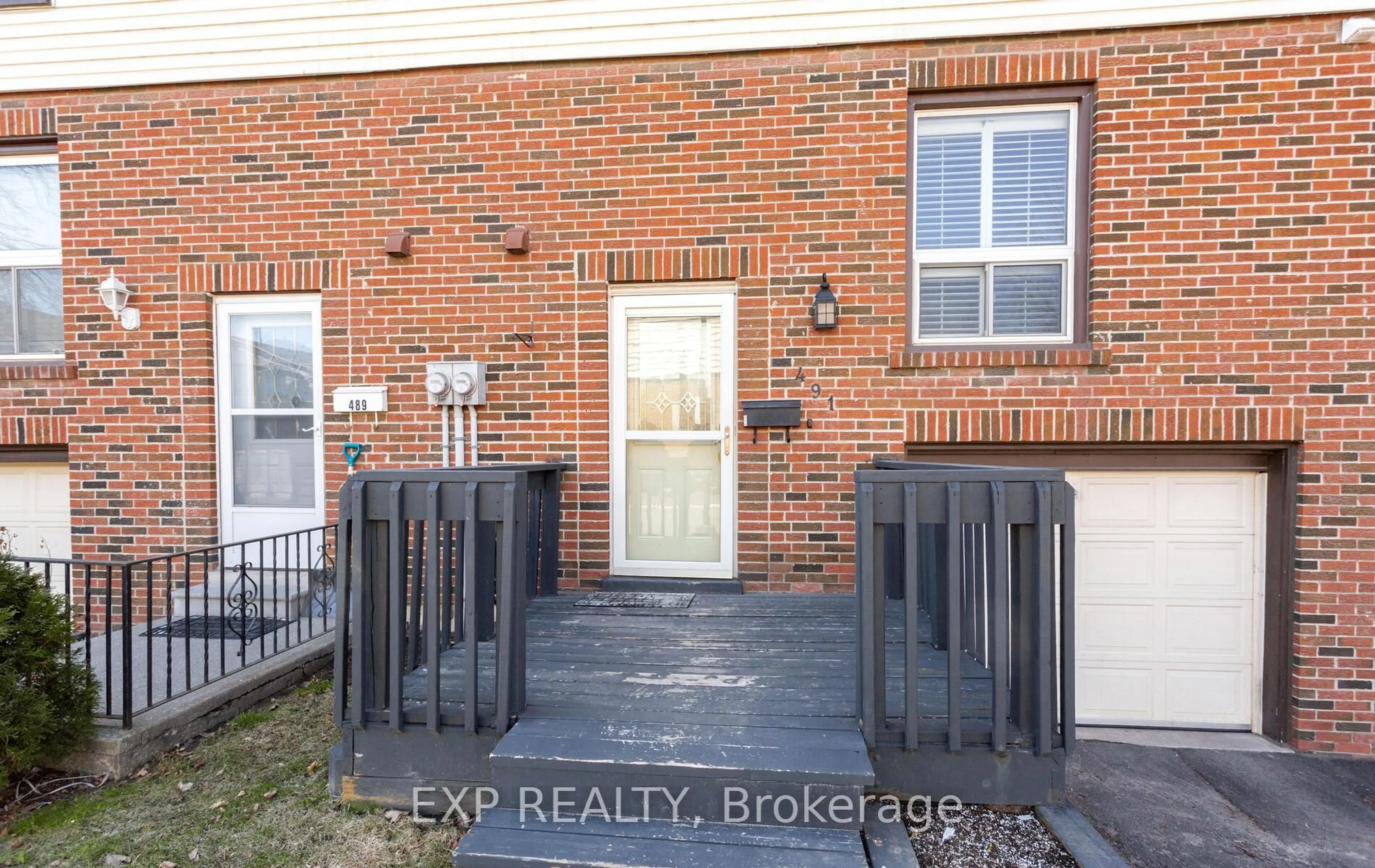 Indoor entryway for 491 ONTARIO St, Milton Ontario L9T 3J4
