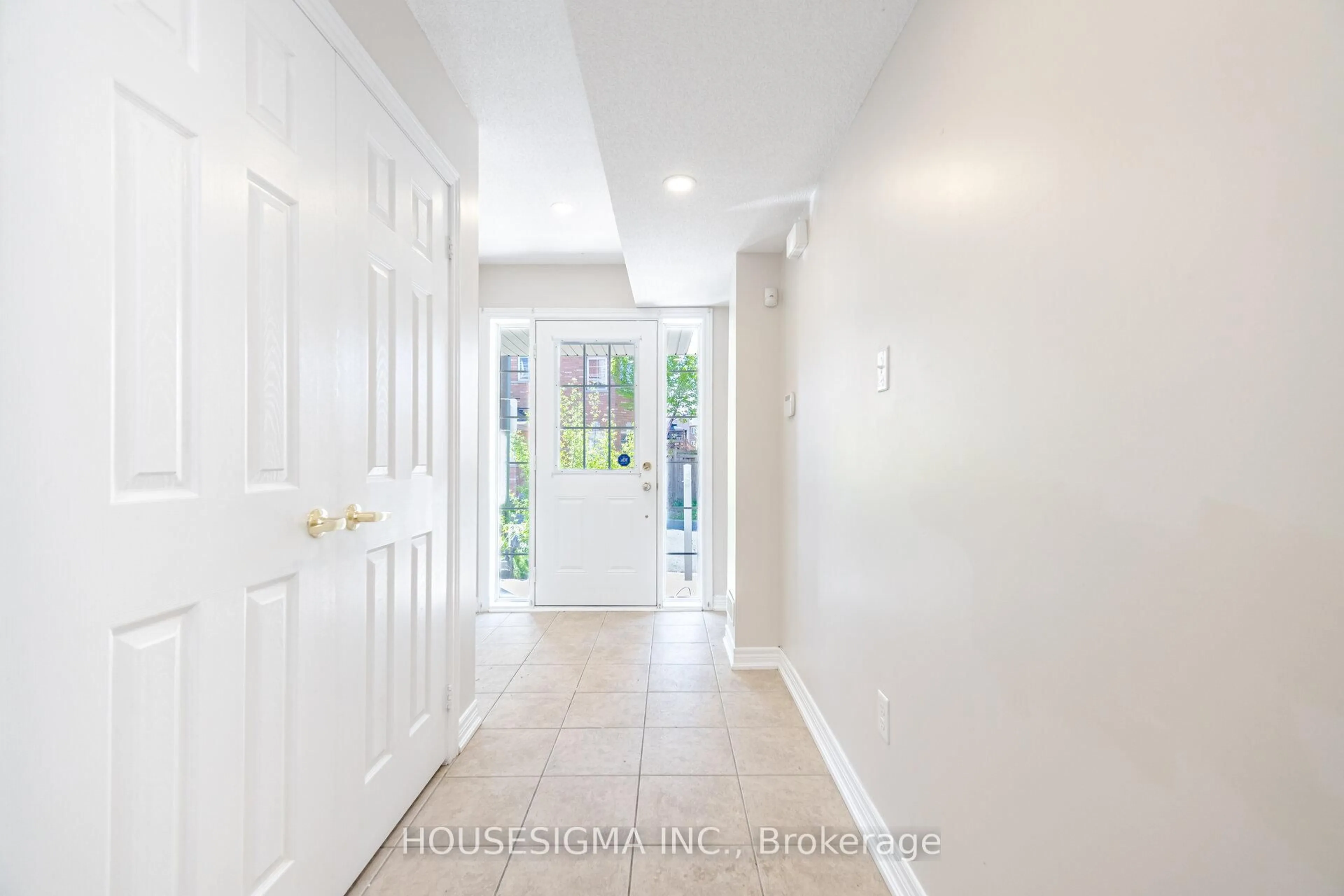 Indoor entryway for 36 Arizona Dr, Brampton Ontario L6Y 0R6