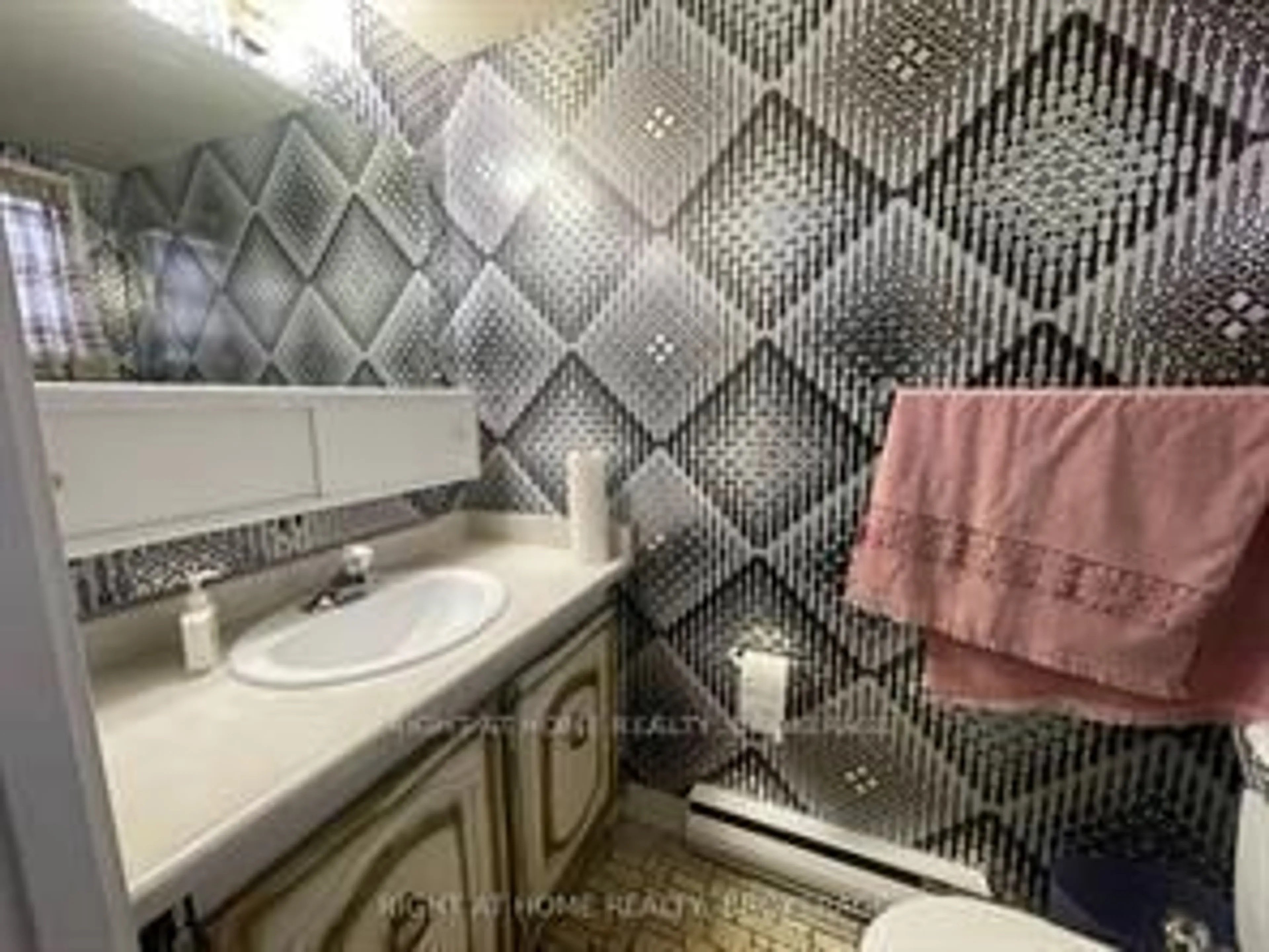 Standard bathroom, ceramic/tile floor for 180 Mississauga Valley Blvd #140, Mississauga Ontario L5A 3M2