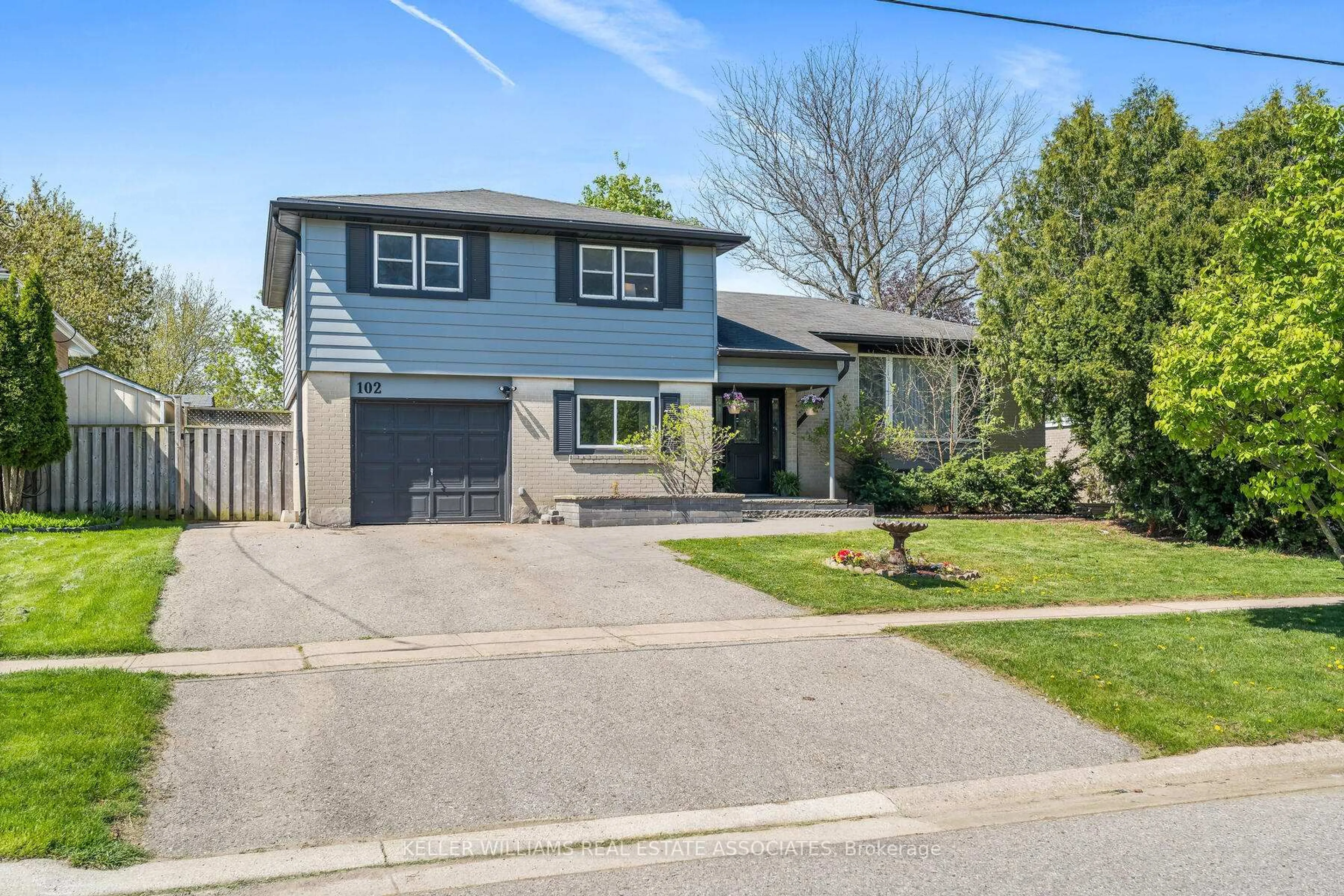 Home with vinyl exterior material, street for 102 Moore Park Cres, Halton Hills Ontario L7G 2T4