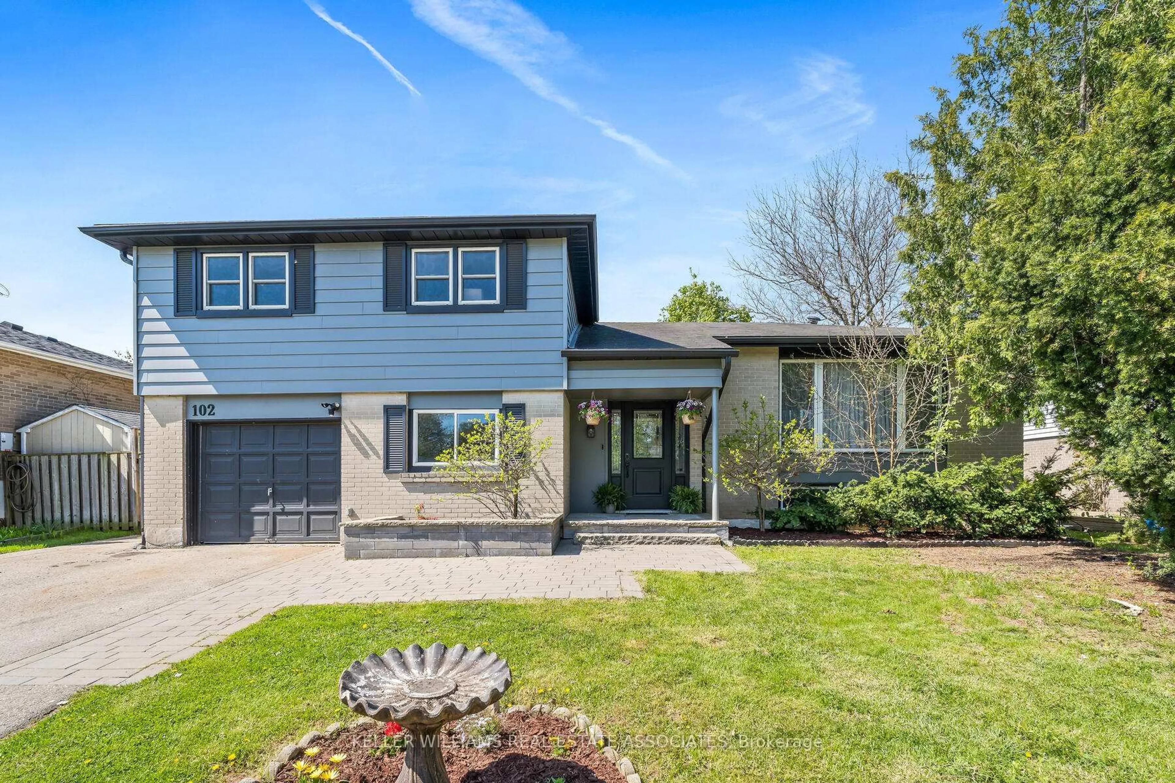 Home with vinyl exterior material, street for 102 Moore Park Cres, Halton Hills Ontario L7G 2T4