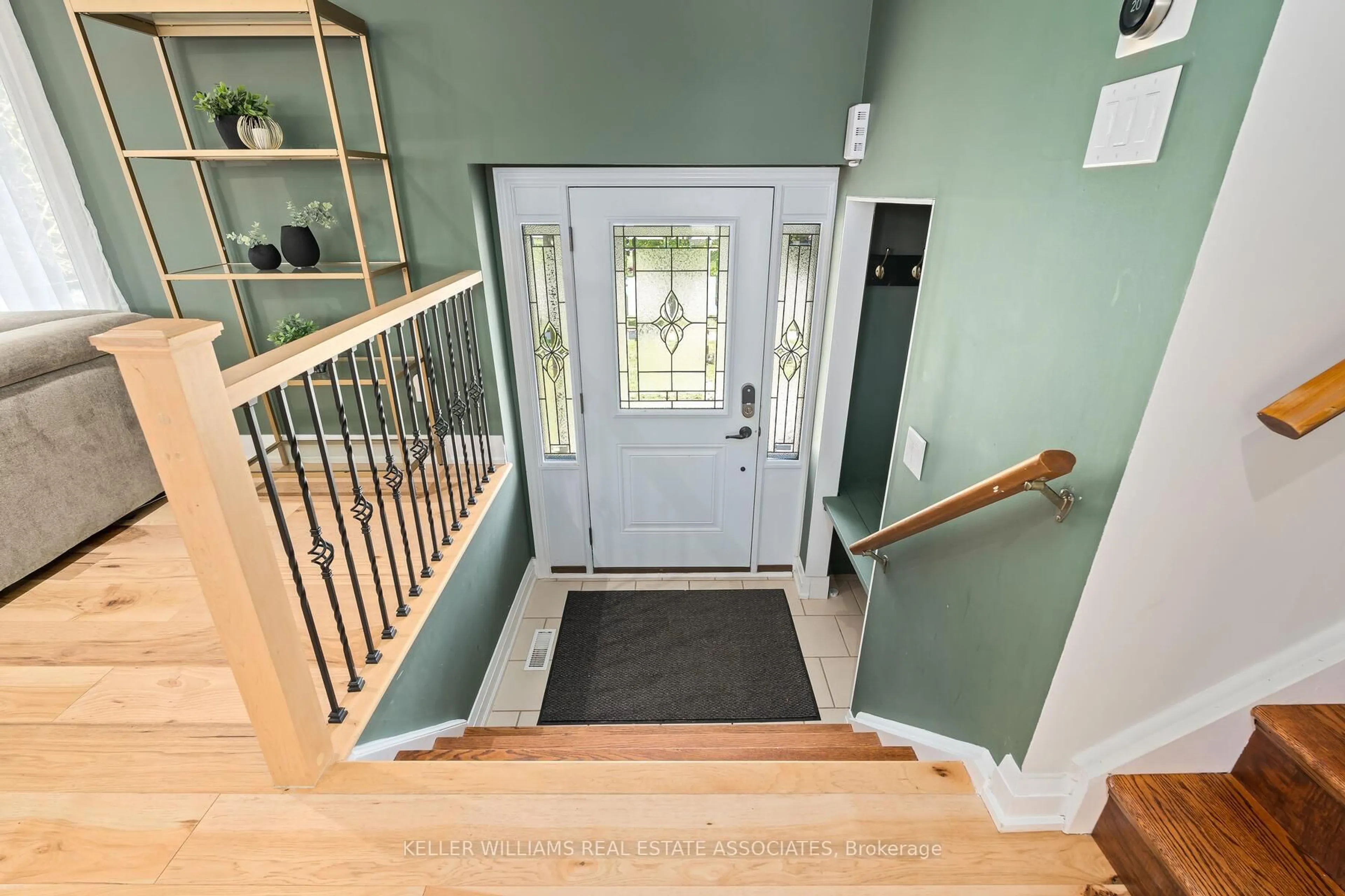 Indoor entryway for 102 Moore Park Cres, Halton Hills Ontario L7G 2T4