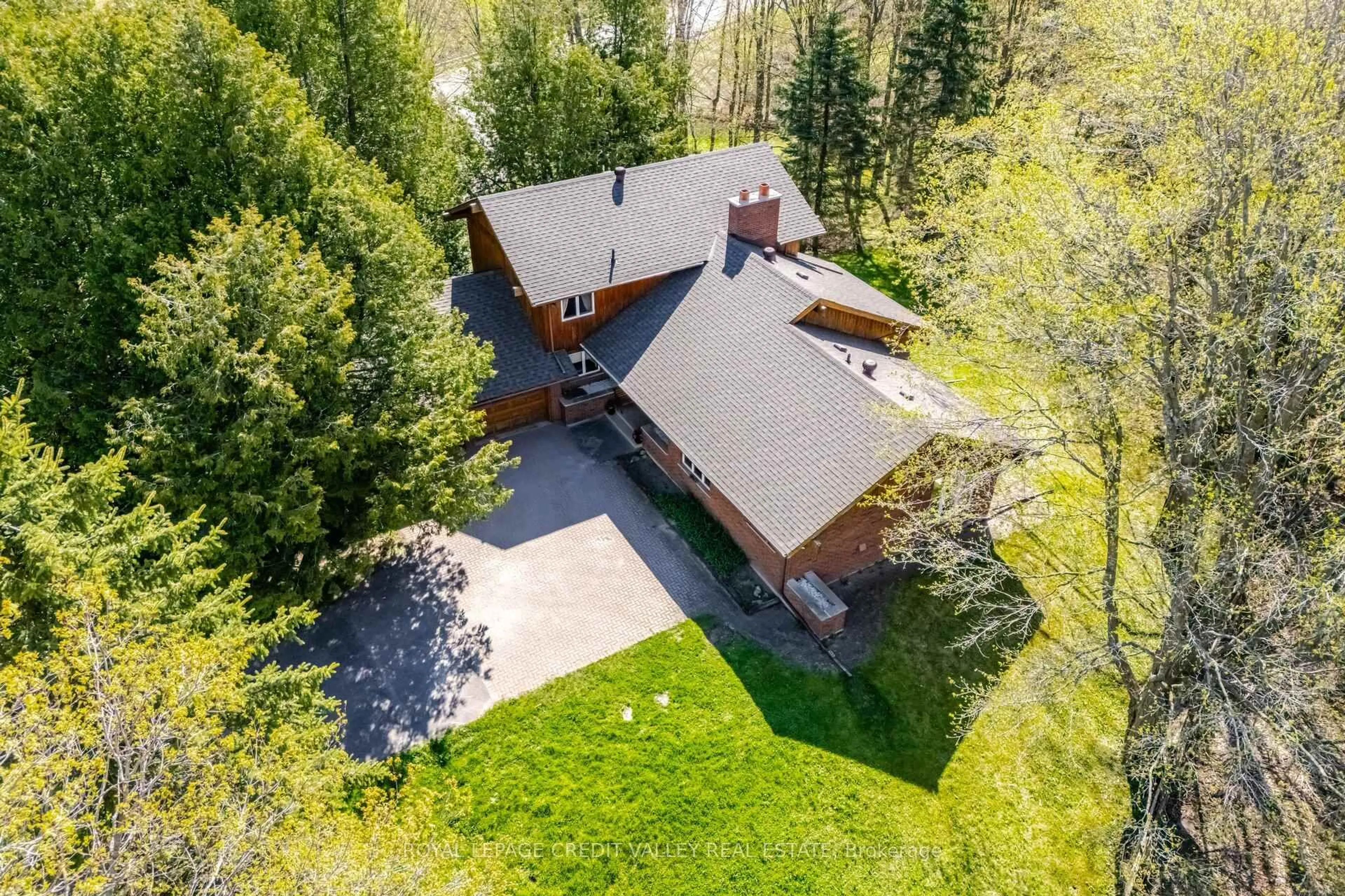 A pic from outside/outdoor area/front of a property/back of a property/a pic from drone, unknown for 17940 Airport Rd, Caledon Ontario L7K 2G8