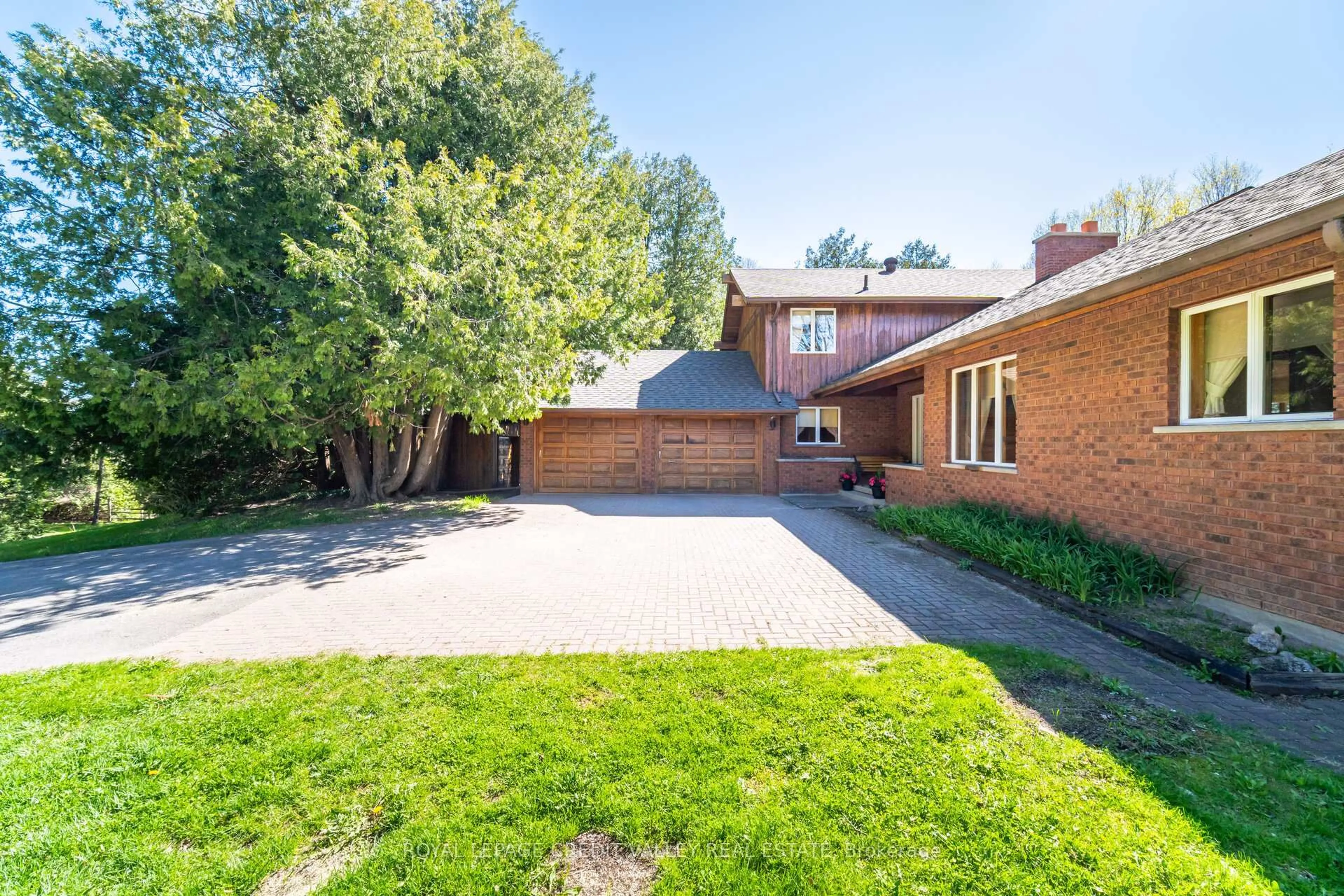 A pic from outside/outdoor area/front of a property/back of a property/a pic from drone, street for 17940 Airport Rd, Caledon Ontario L7K 2G8