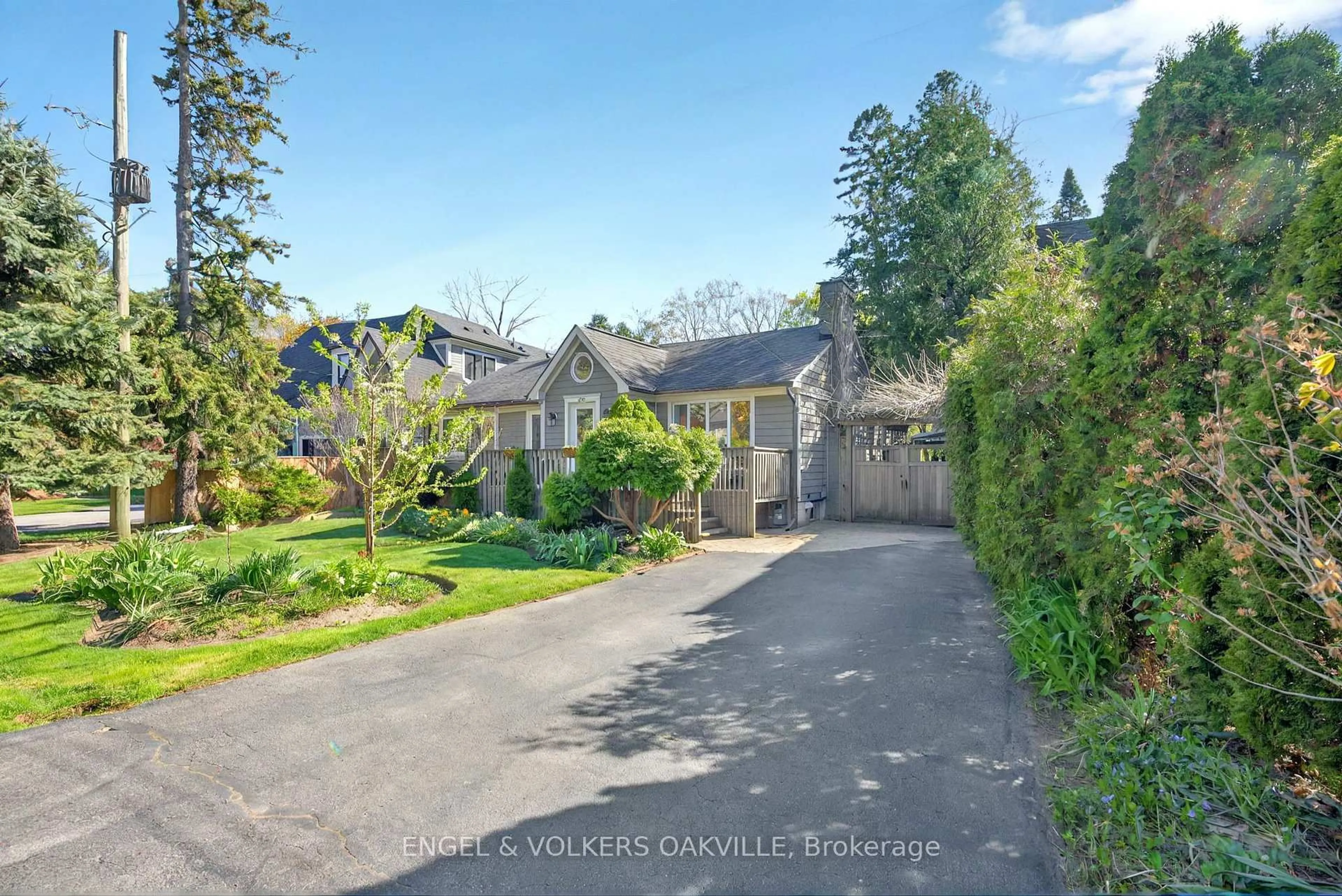 A pic from outside/outdoor area/front of a property/back of a property/a pic from drone, street for 236 Burton Rd, Oakville Ontario L6K 2K5