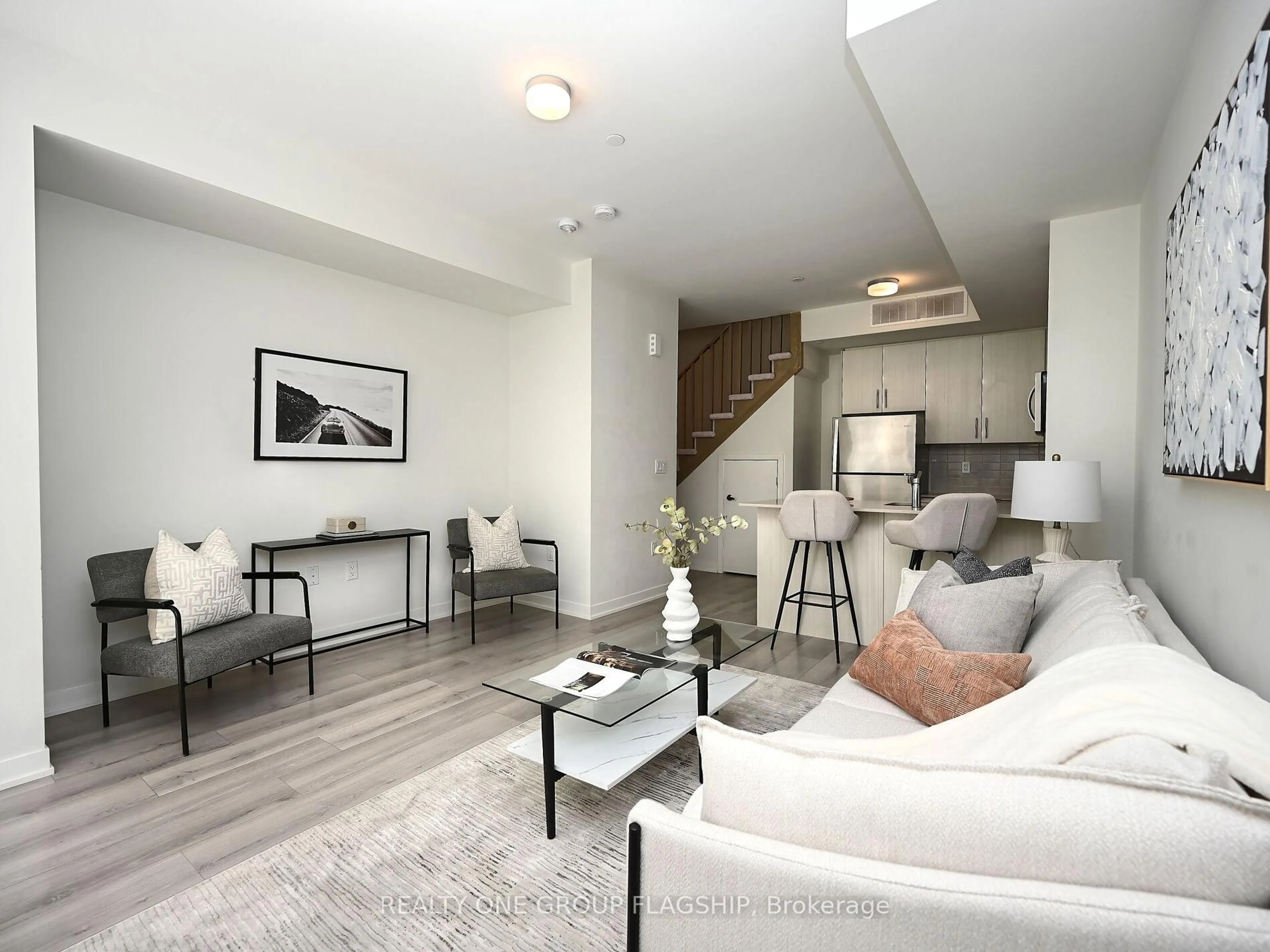 Living room with furniture, unknown for 3409 Ridgeway Dr #7, Mississauga Ontario L5L 0B9