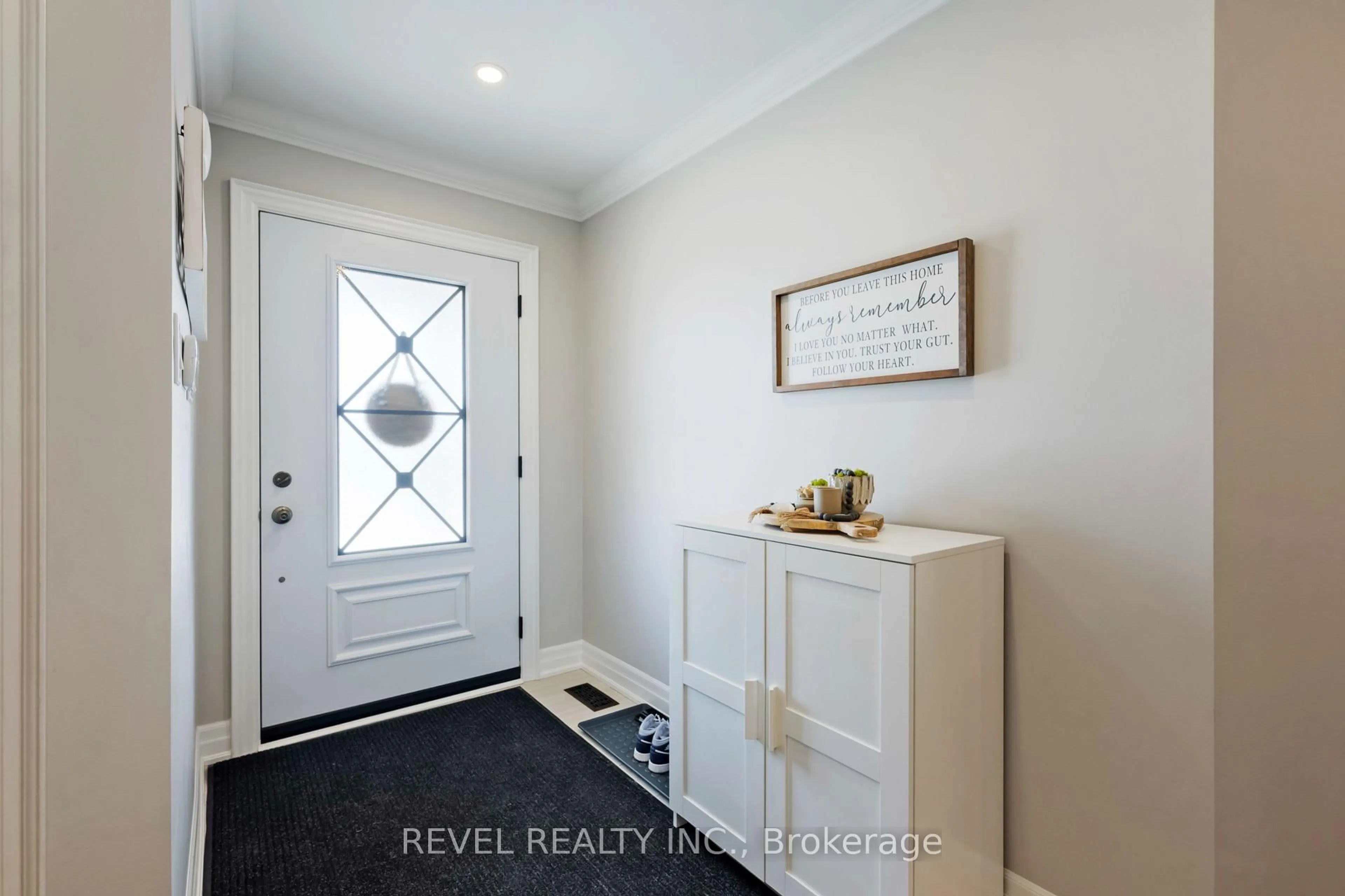 Indoor entryway for 35 Miller Dr, Halton Hills Ontario L7G 5P7