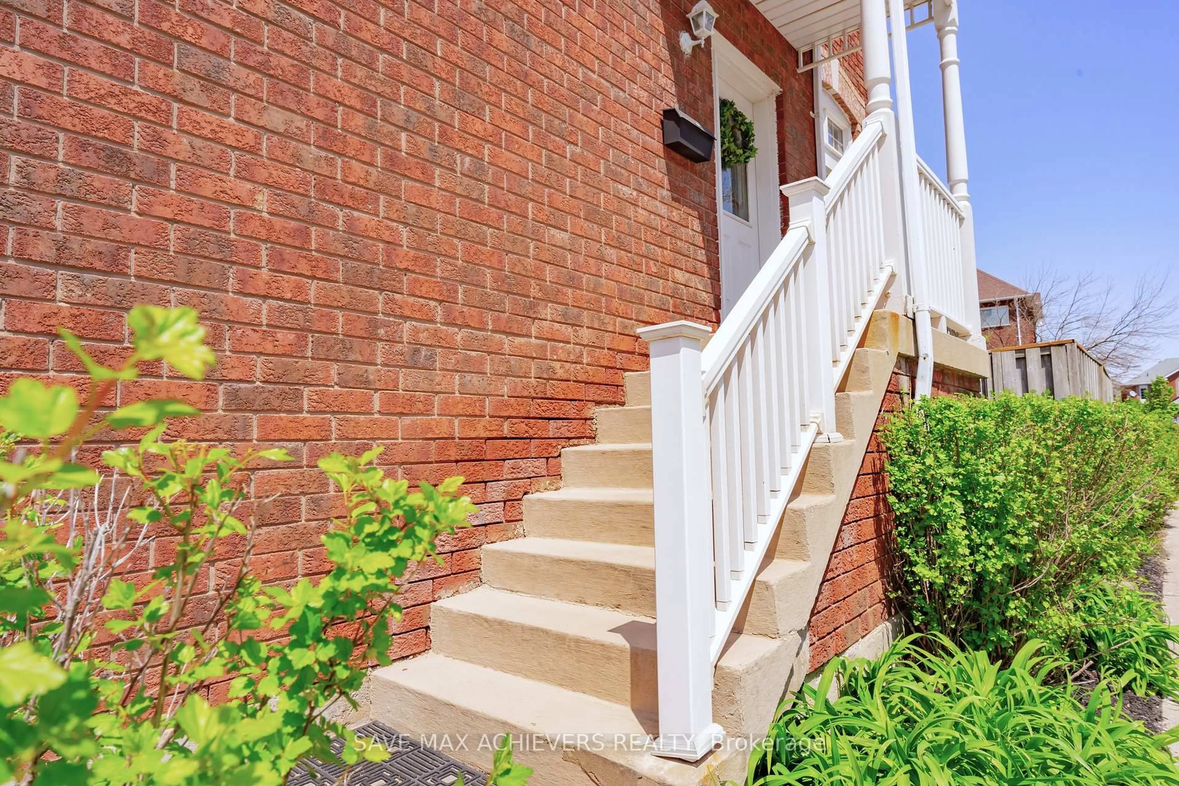 Stairs for 6060 Snowy Owl Cres #23, Mississauga Ontario L5N 7K3