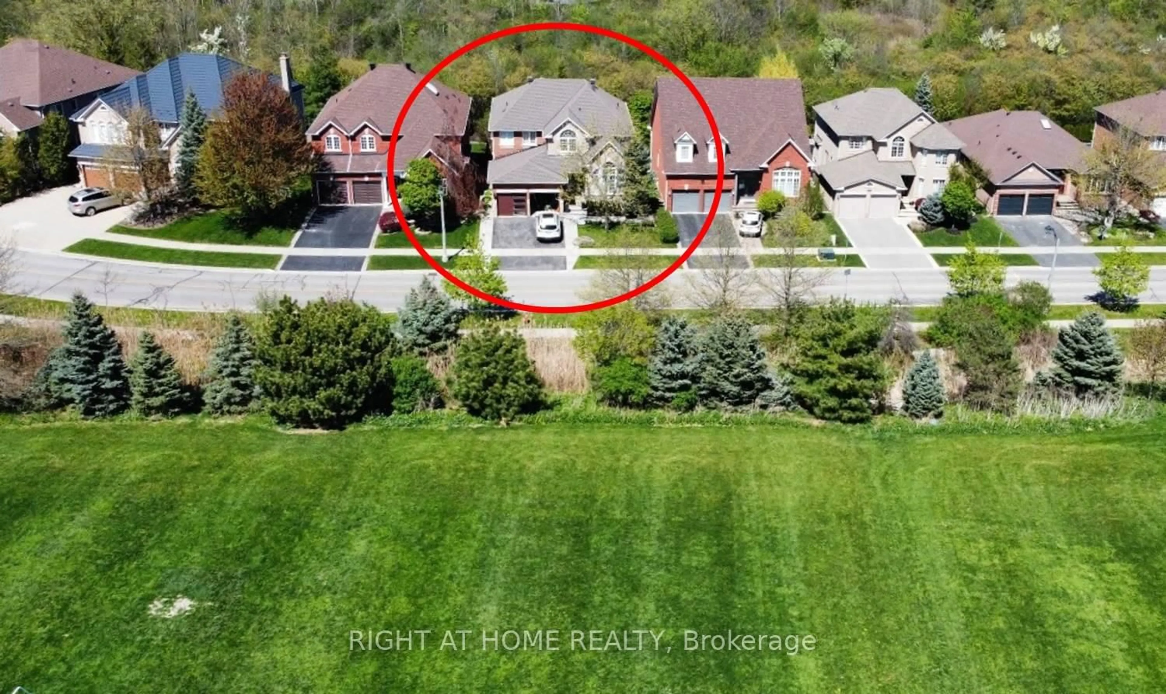 A pic from outside/outdoor area/front of a property/back of a property/a pic from drone, unknown for 1504 Pinery Cres, Oakville Ontario L6H 7J9
