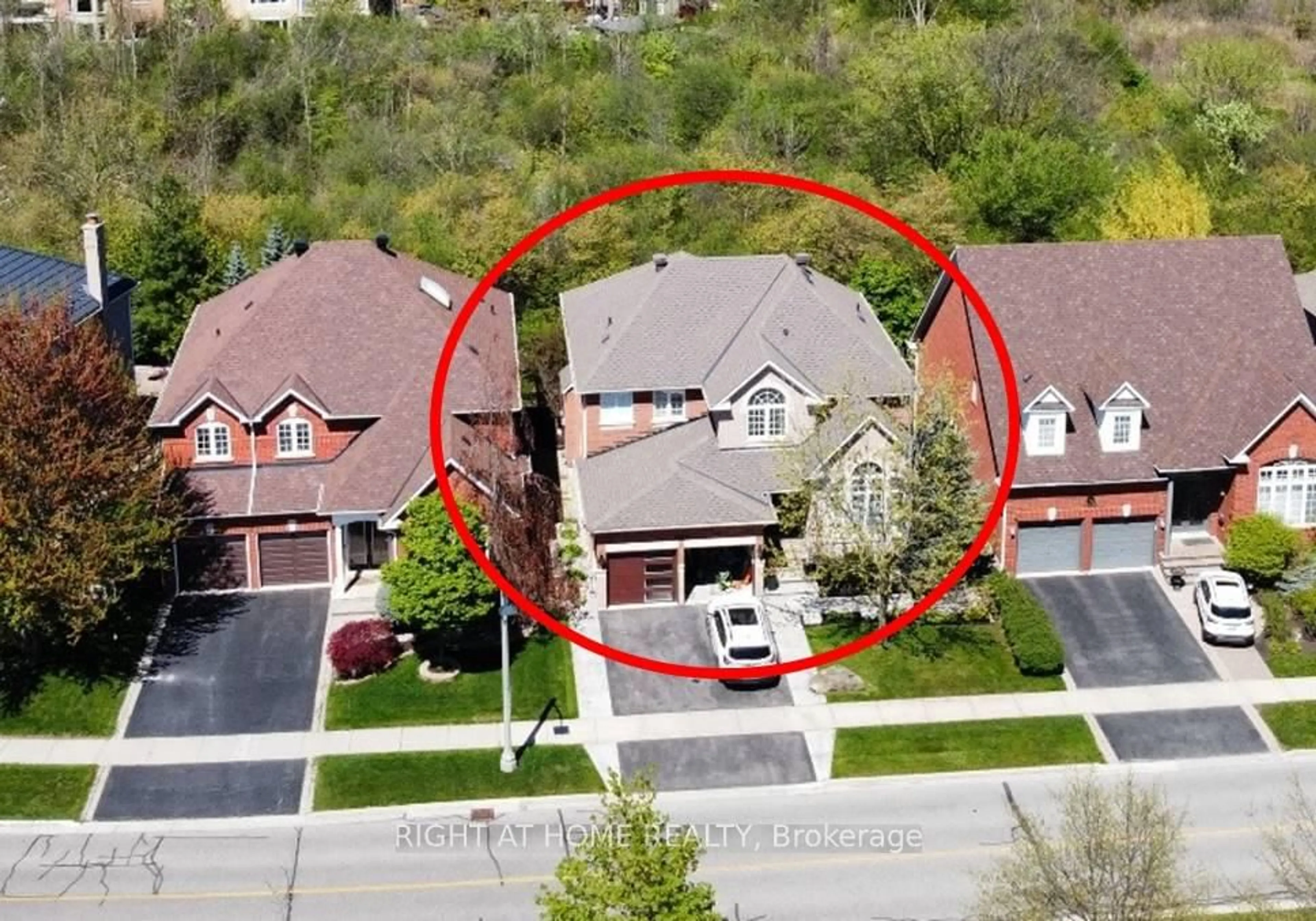 A pic from outside/outdoor area/front of a property/back of a property/a pic from drone, street for 1504 Pinery Cres, Oakville Ontario L6H 7J9