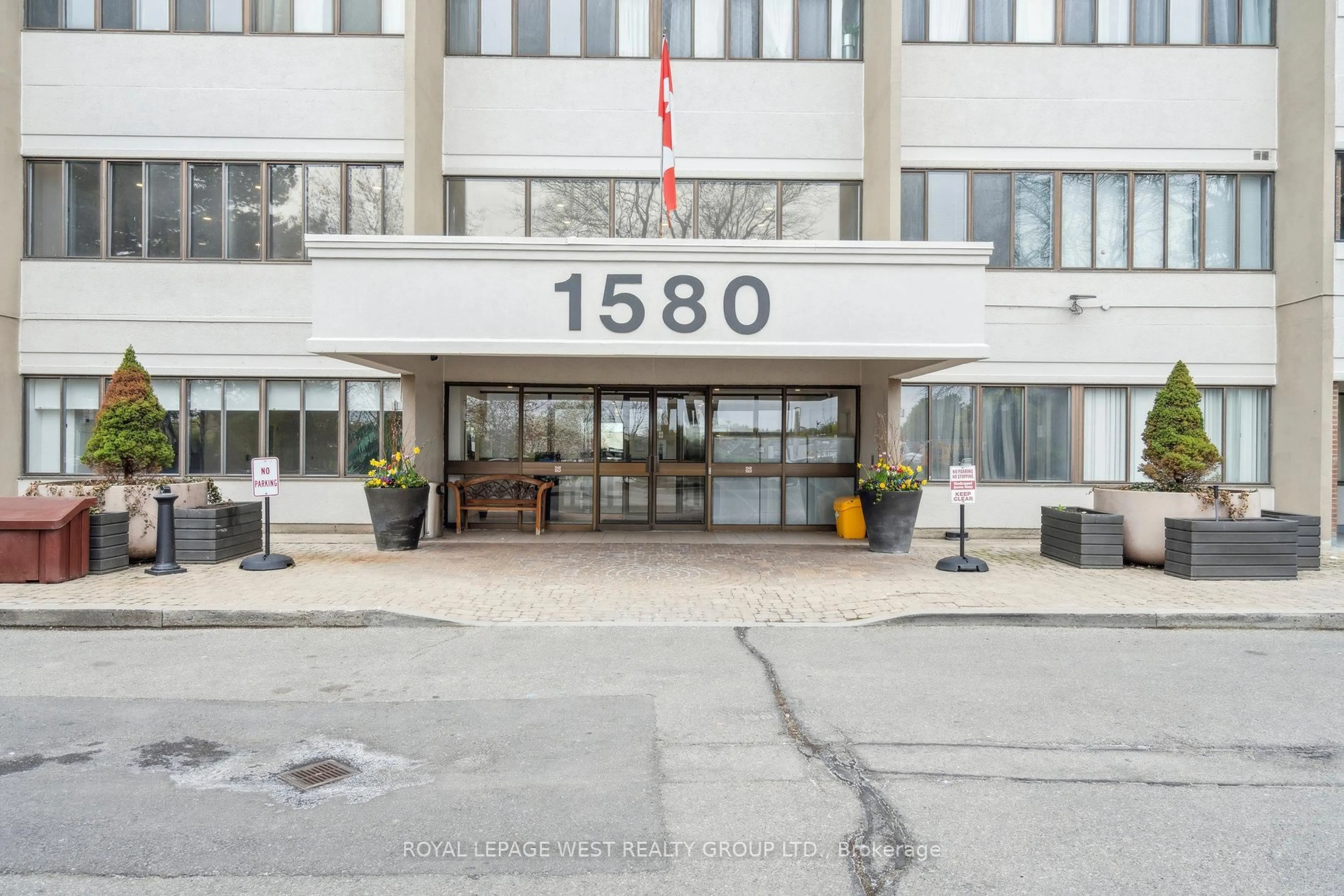 Indoor foyer for 1580 Mississauga Valy #1006, Mississauga Ontario L5A 3T8