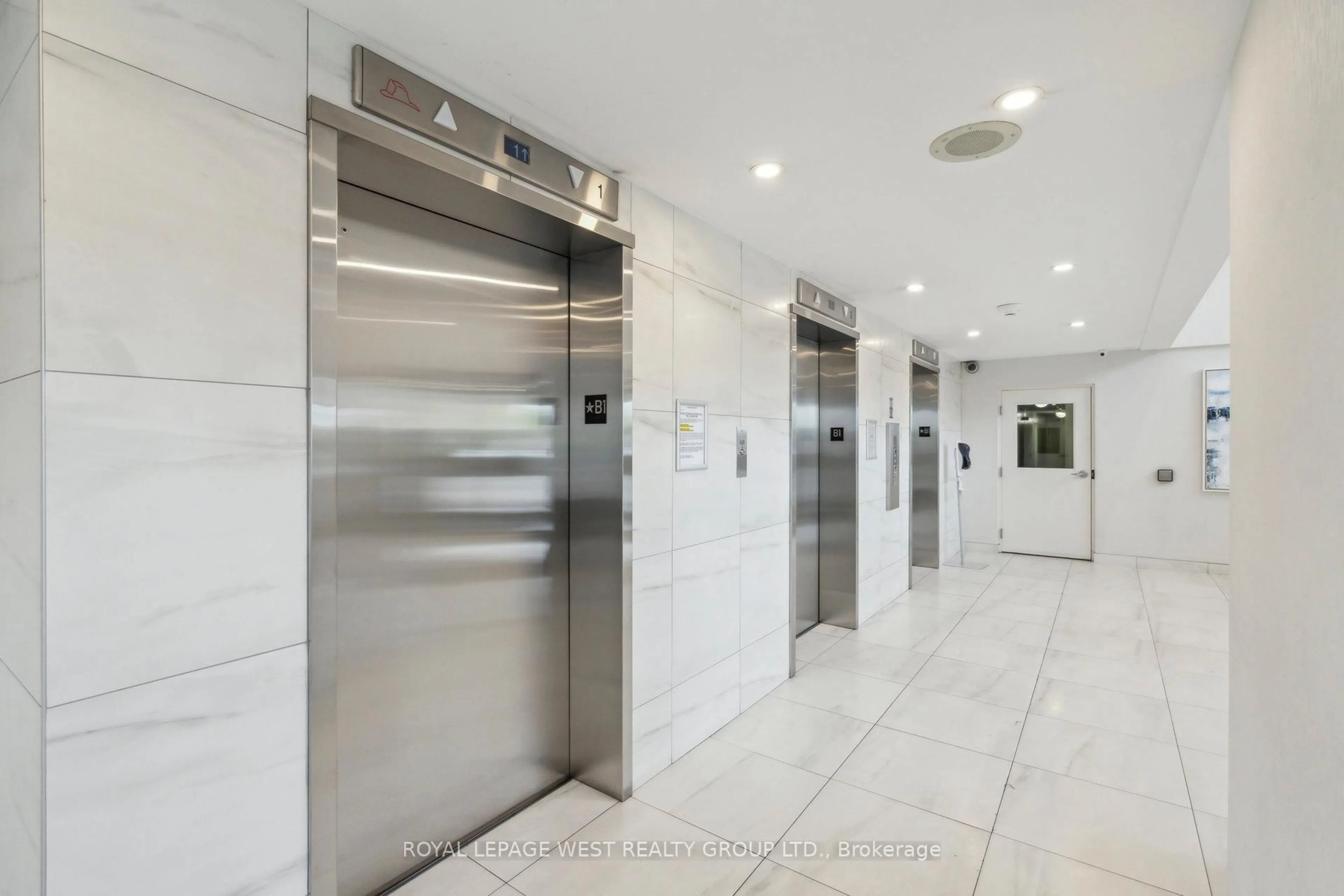 Indoor foyer for 1580 Mississauga Valy #1006, Mississauga Ontario L5A 3T8