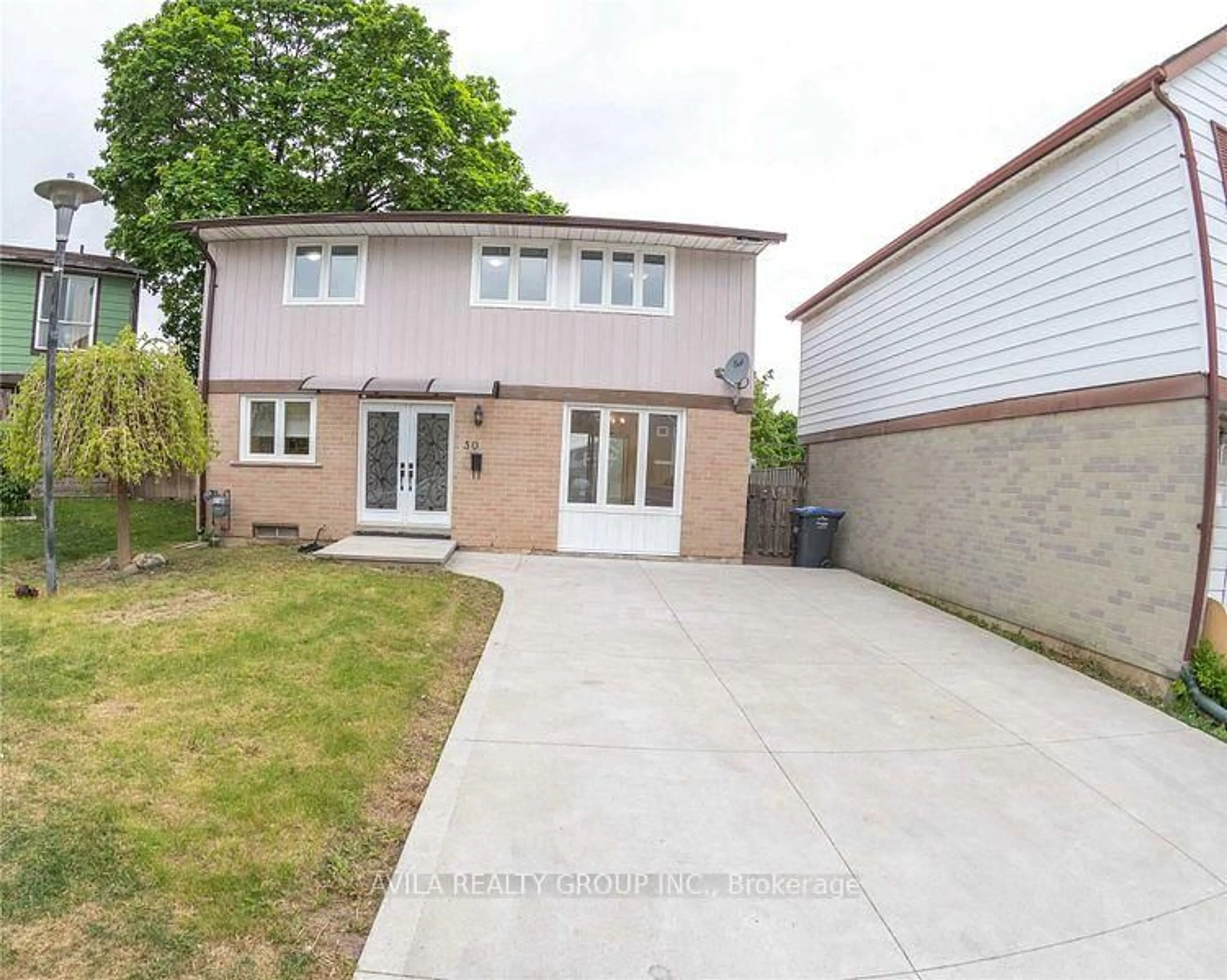 A pic from outside/outdoor area/front of a property/back of a property/a pic from drone, street for 30 Grand Valley Dr, Brampton Ontario L6S 2L1
