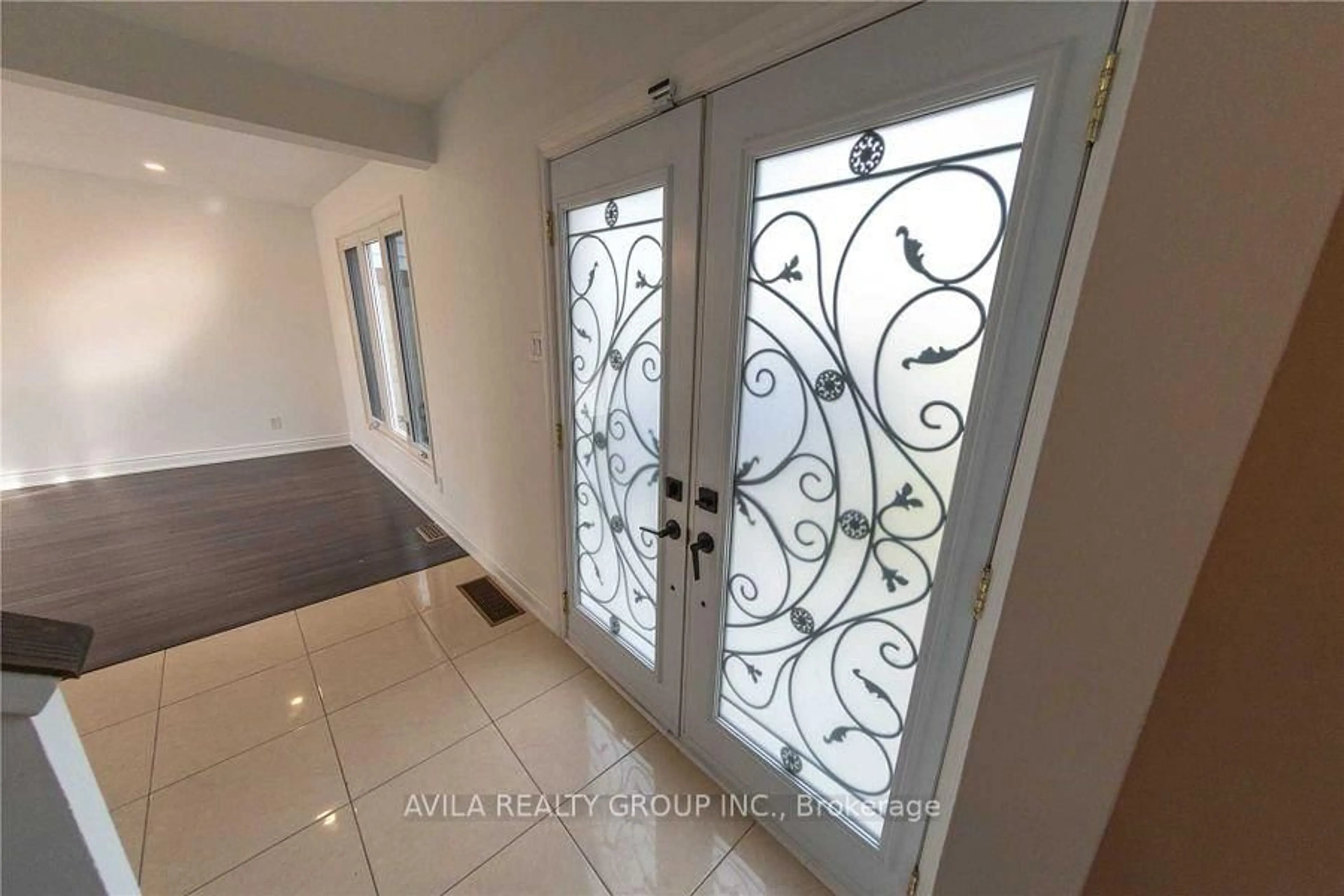 Indoor entryway for 30 Grand Valley Dr, Brampton Ontario L6S 2L1