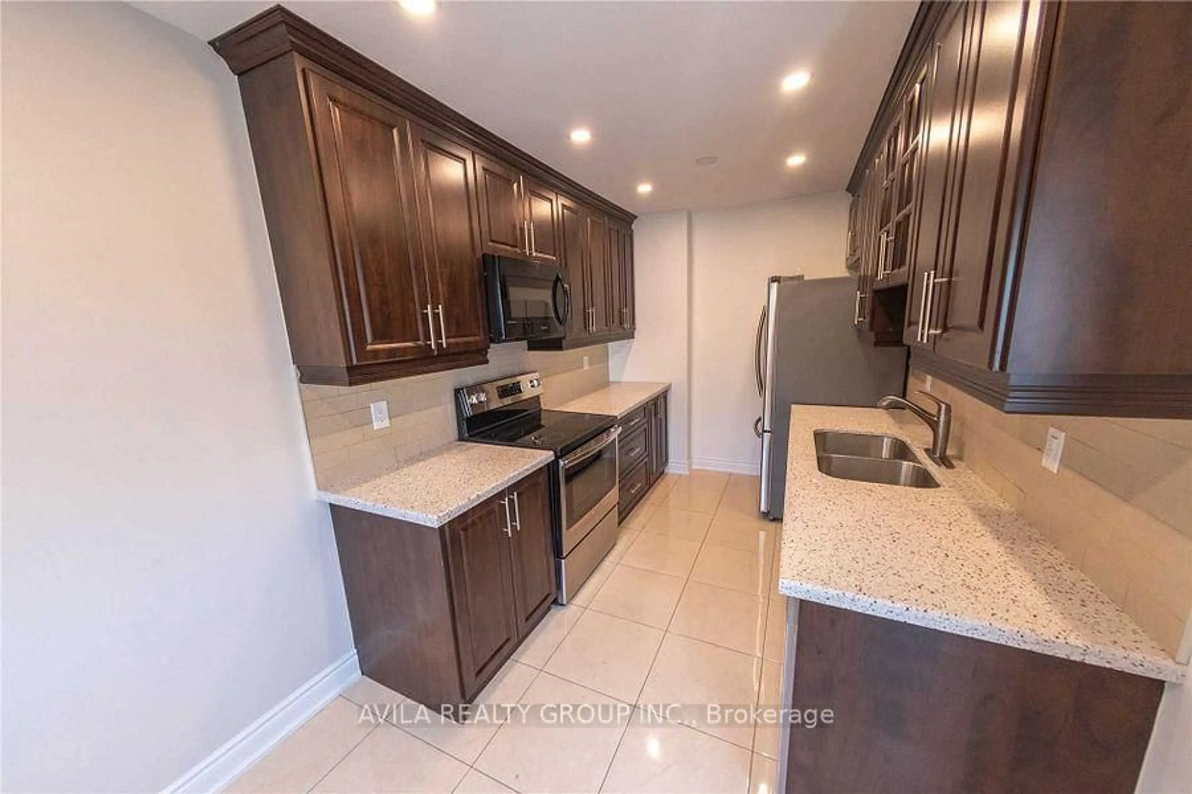 Open concept kitchen, ceramic/tile floor for 30 Grand Valley Dr, Brampton Ontario L6S 2L1