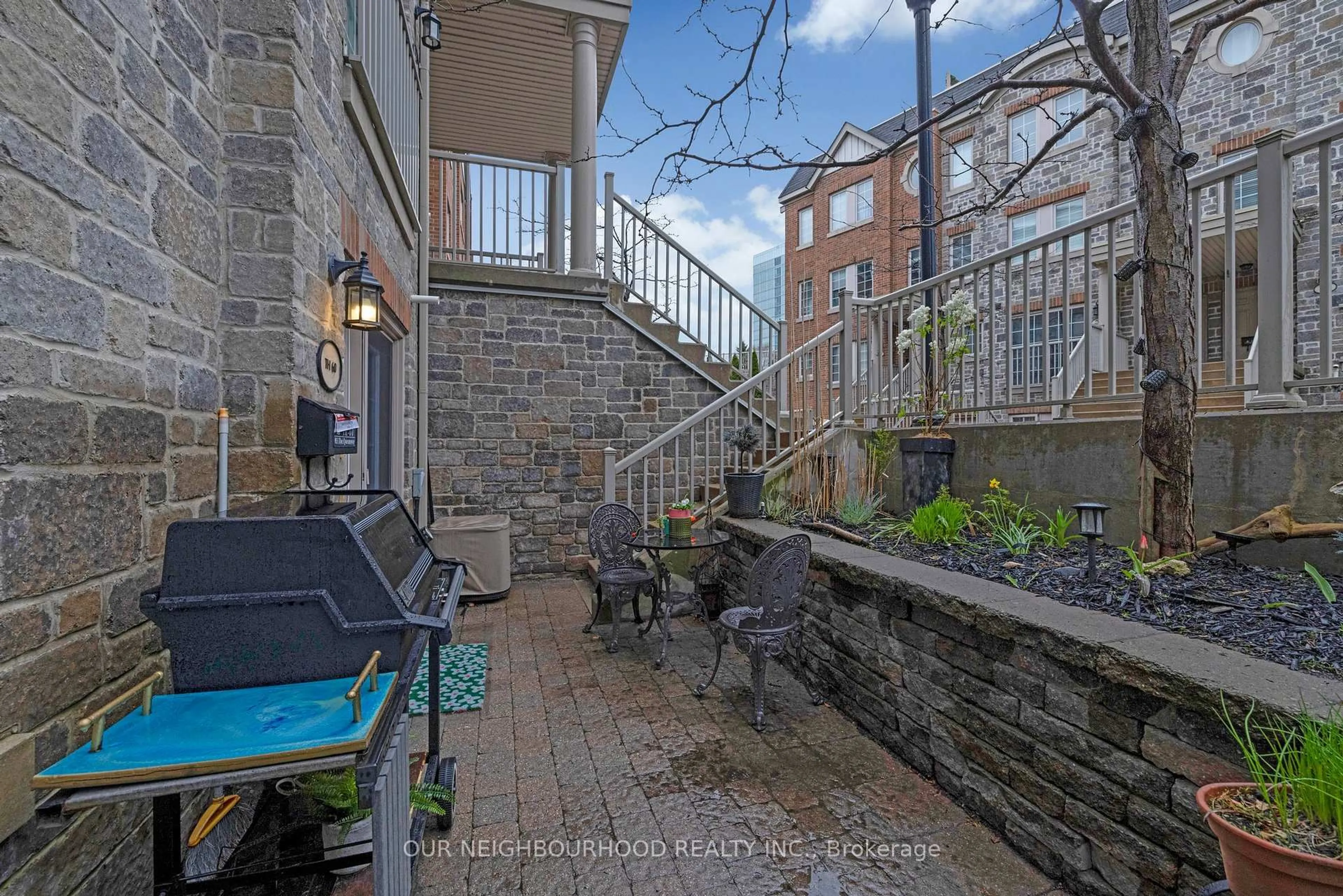 Patio, street for 93 The Queensway Ave #TH60, Toronto Ontario M6S 5A7