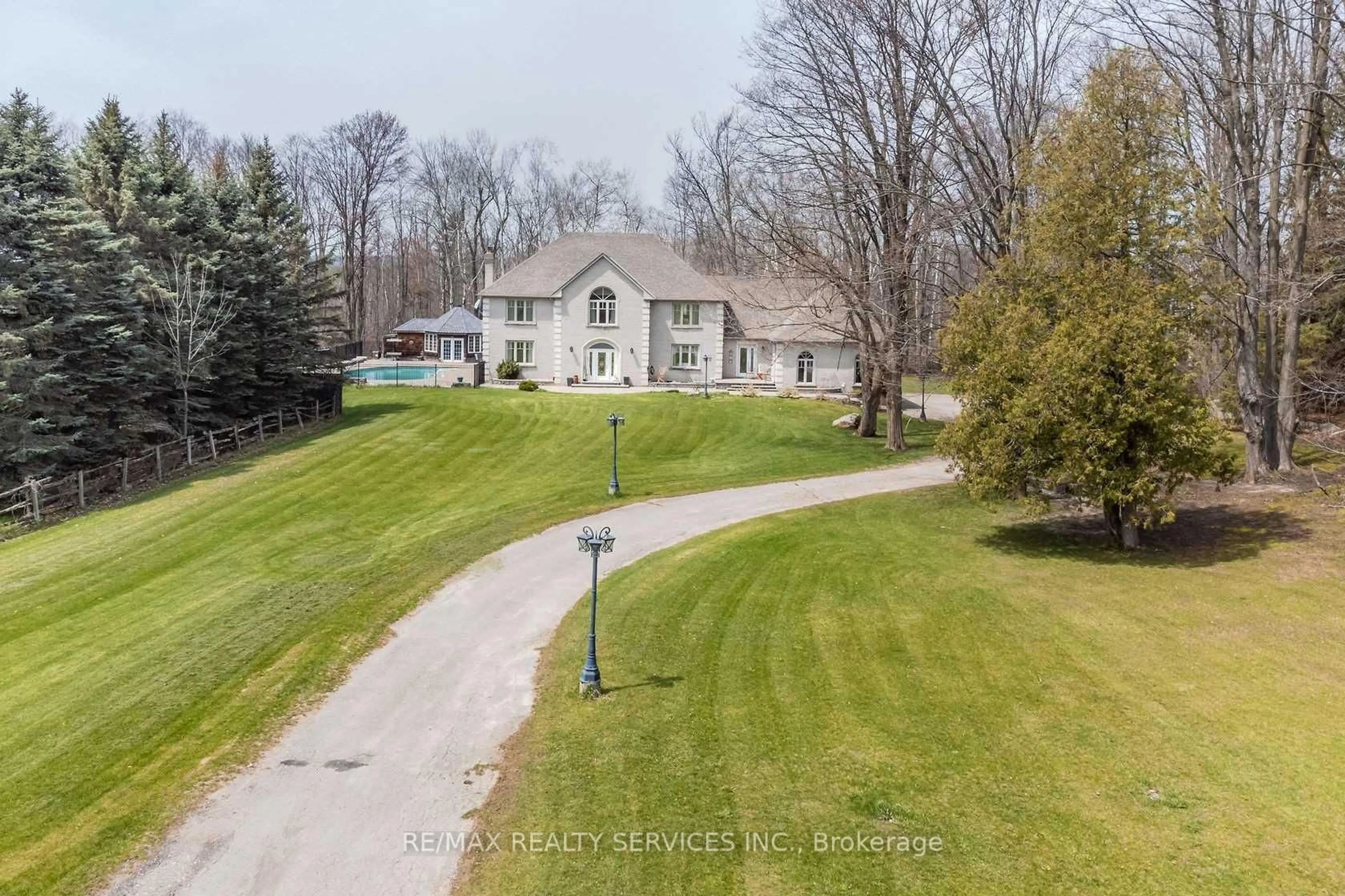 A pic from outside/outdoor area/front of a property/back of a property/a pic from drone, unknown for 4032 Boston Mills Rd, Caledon Ontario L7C 0M5
