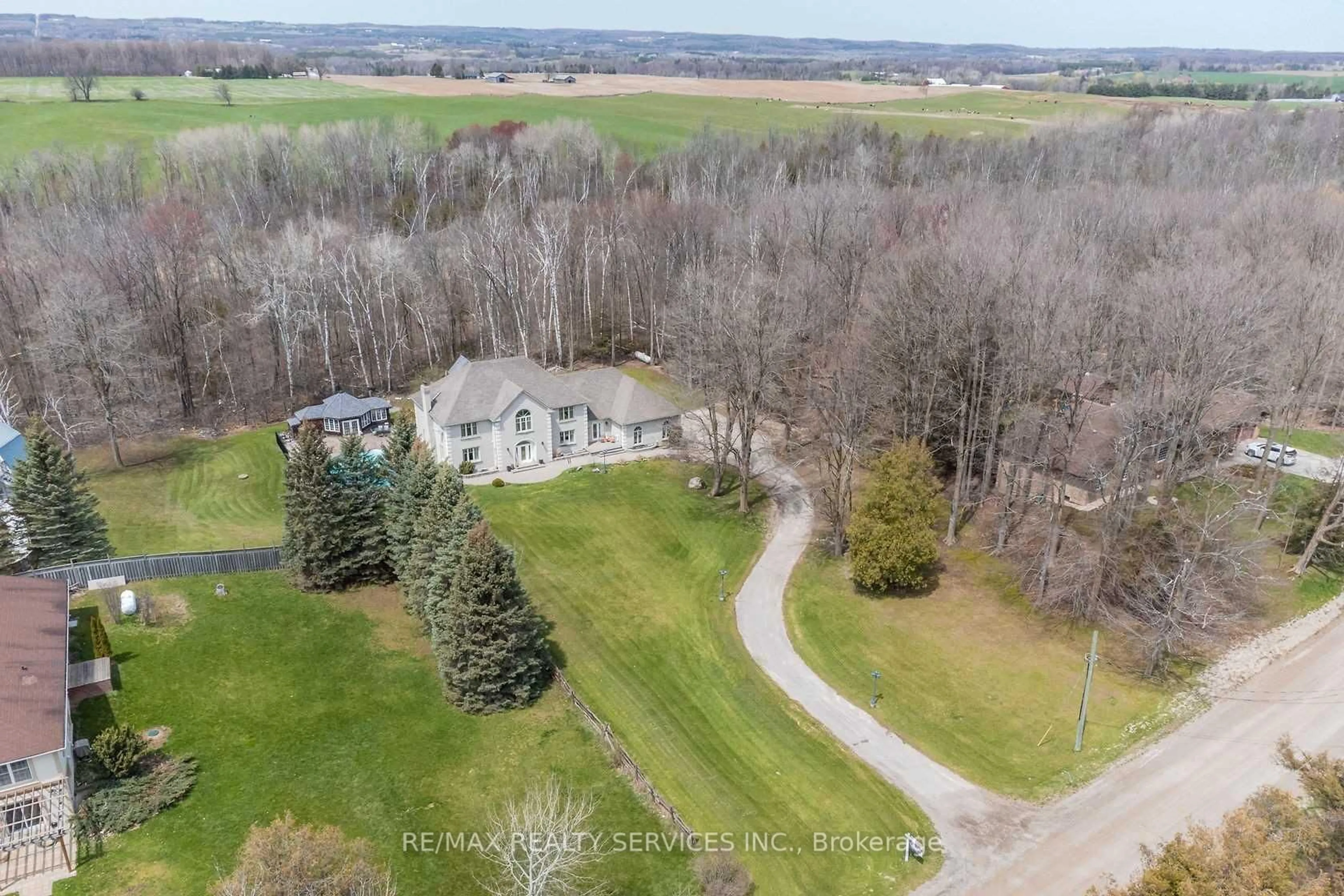 A pic from outside/outdoor area/front of a property/back of a property/a pic from drone, unknown for 4032 Boston Mills Rd, Caledon Ontario L7C 0M5
