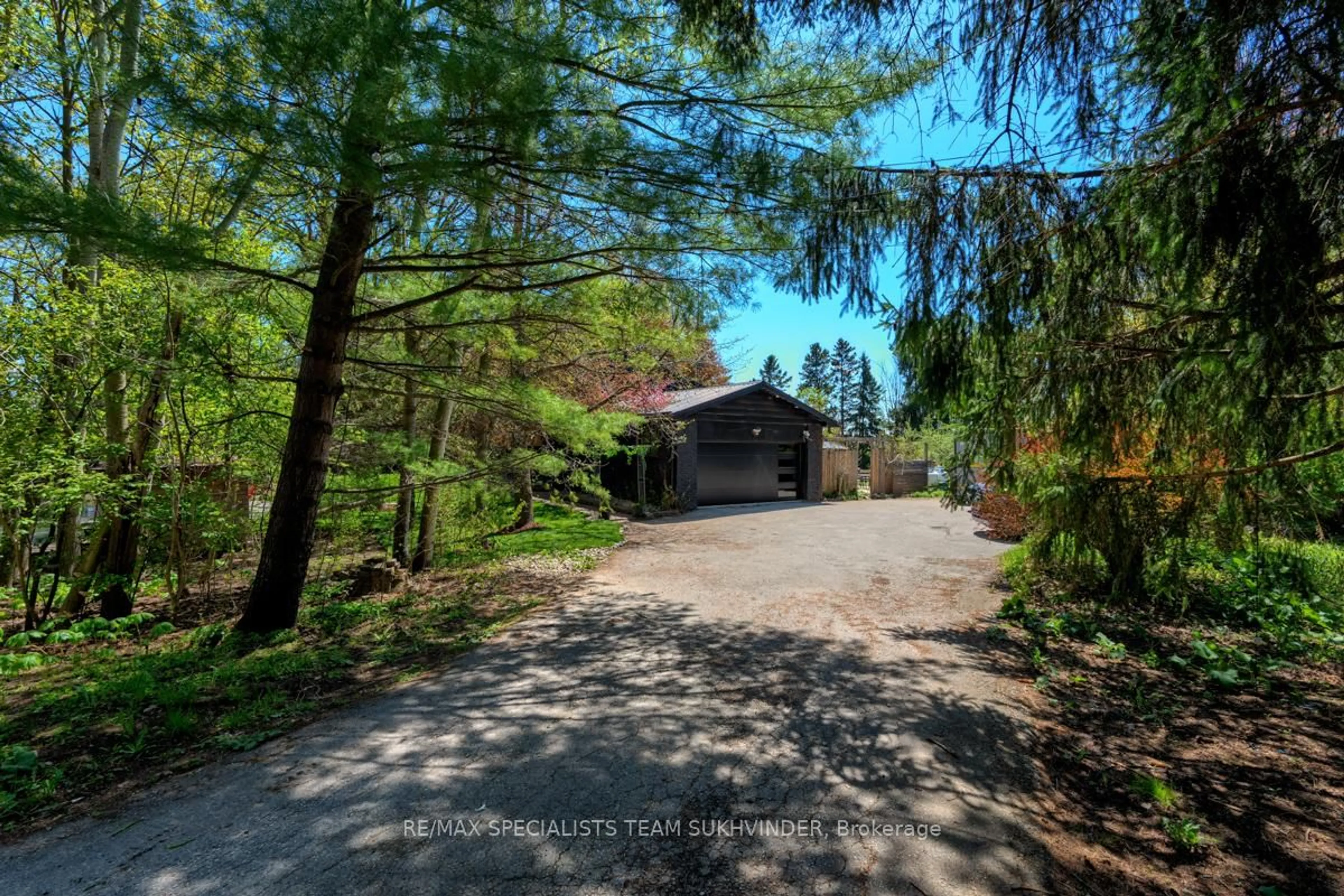 A pic from outside/outdoor area/front of a property/back of a property/a pic from drone, forest/trees view for 6660 Appleby Line, Burlington Ontario L7M 0P7