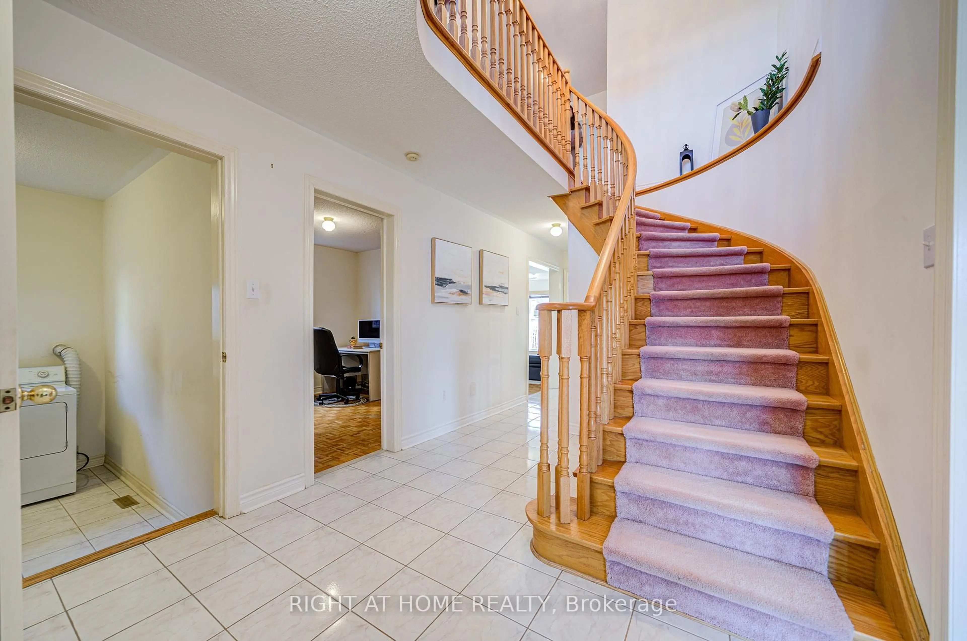 Indoor foyer for 5203 Castlefield Dr, Mississauga Ontario L5V 1S2