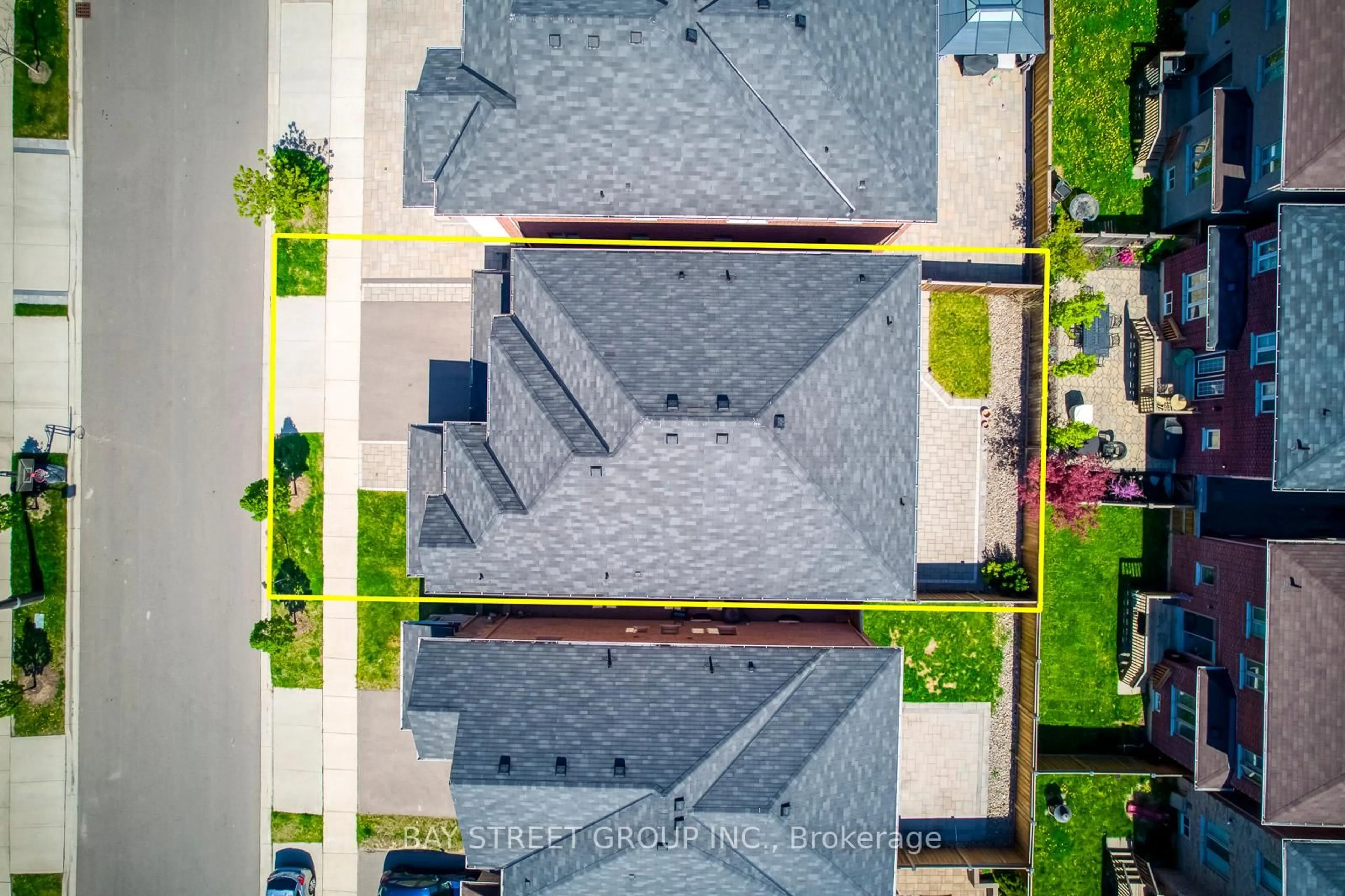 A pic from outside/outdoor area/front of a property/back of a property/a pic from drone, street for 3091 Streamwood Pass, Oakville Ontario L6H 0S8