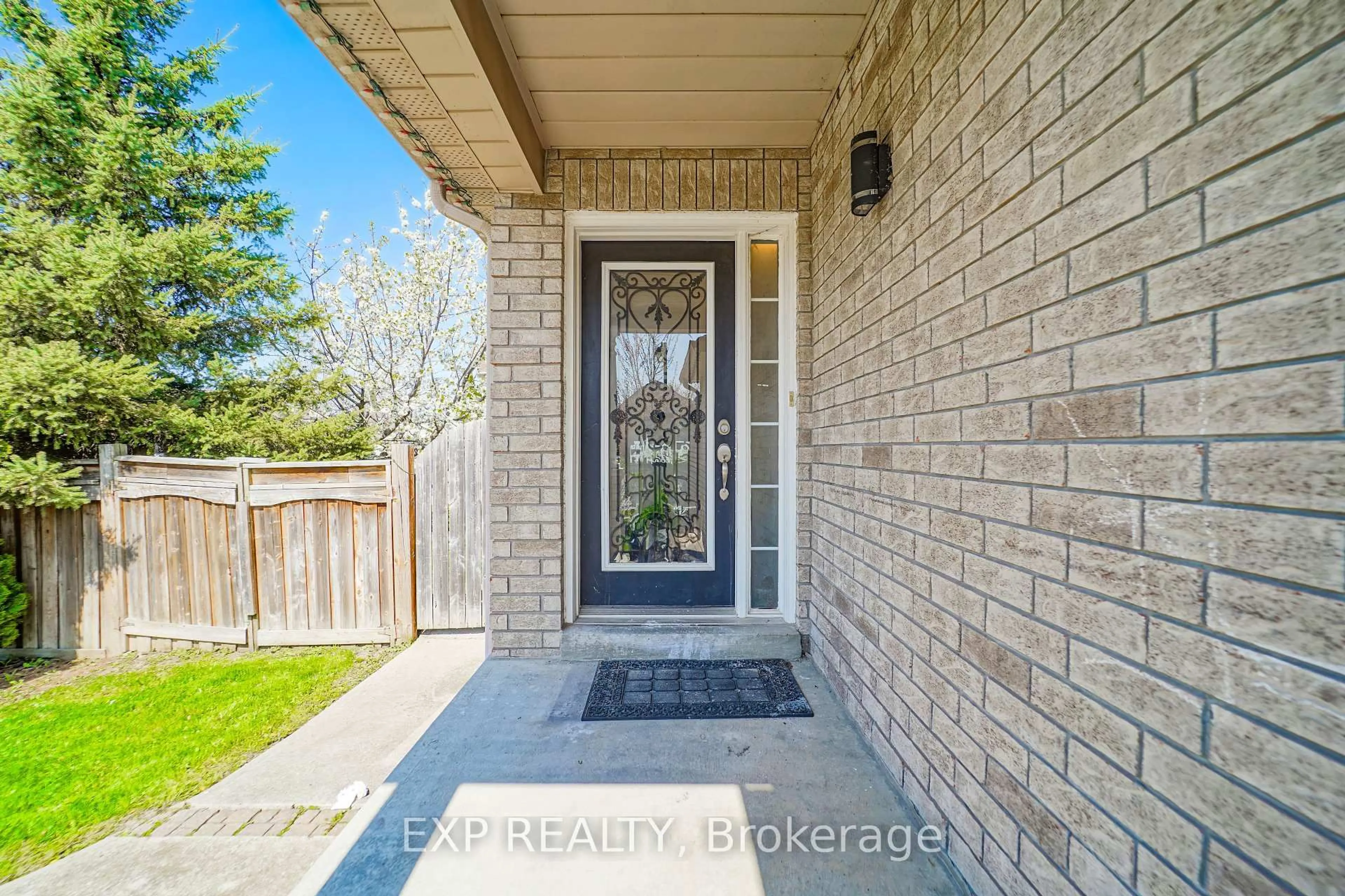 Indoor entryway for 36 Headwater Rd, Caledon Ontario L7E 2W2