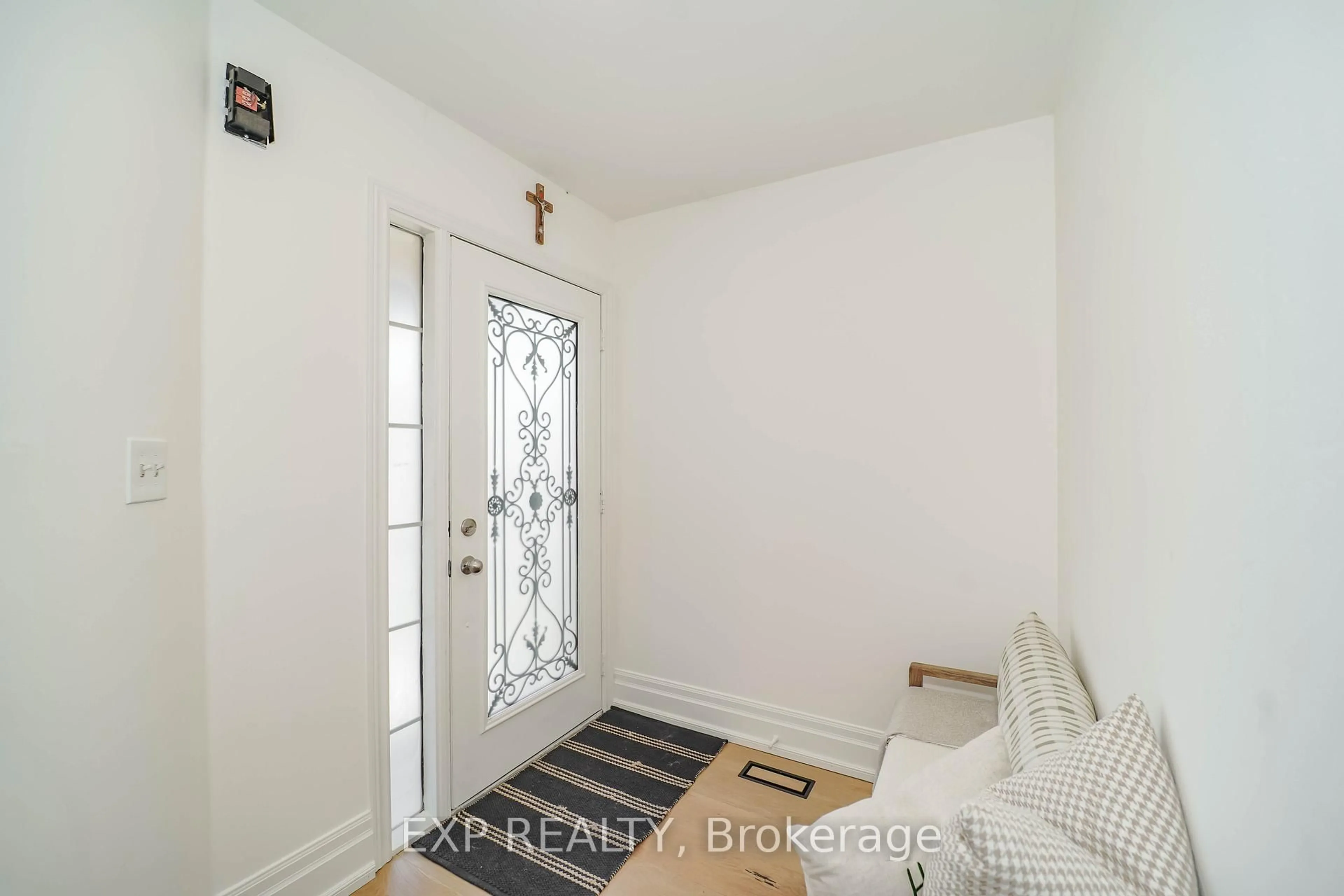 Indoor entryway for 36 Headwater Rd, Caledon Ontario L7E 2W2