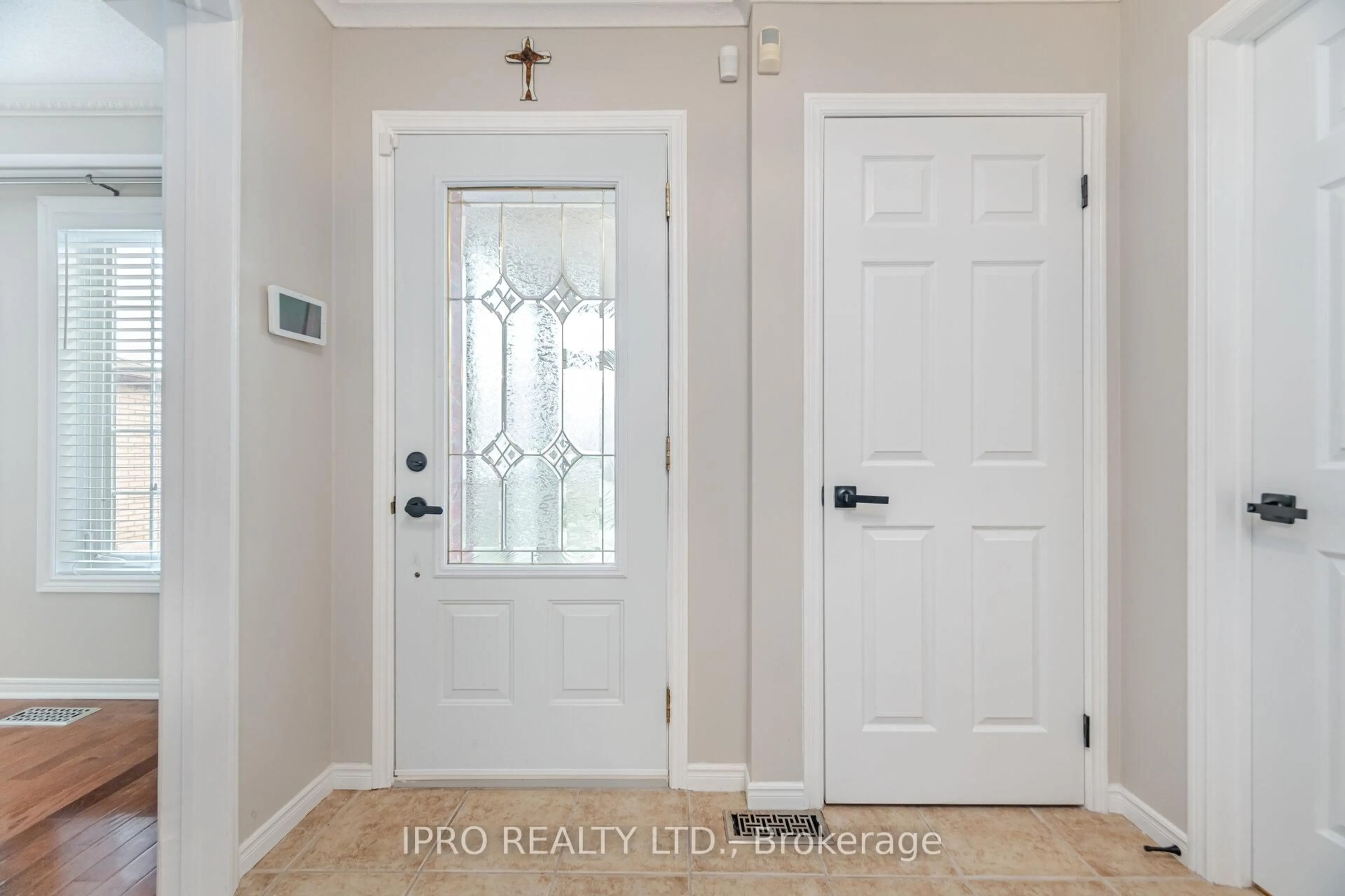 Indoor entryway for 27 Lasby Lane, Halton Hills Ontario L7J 2W9