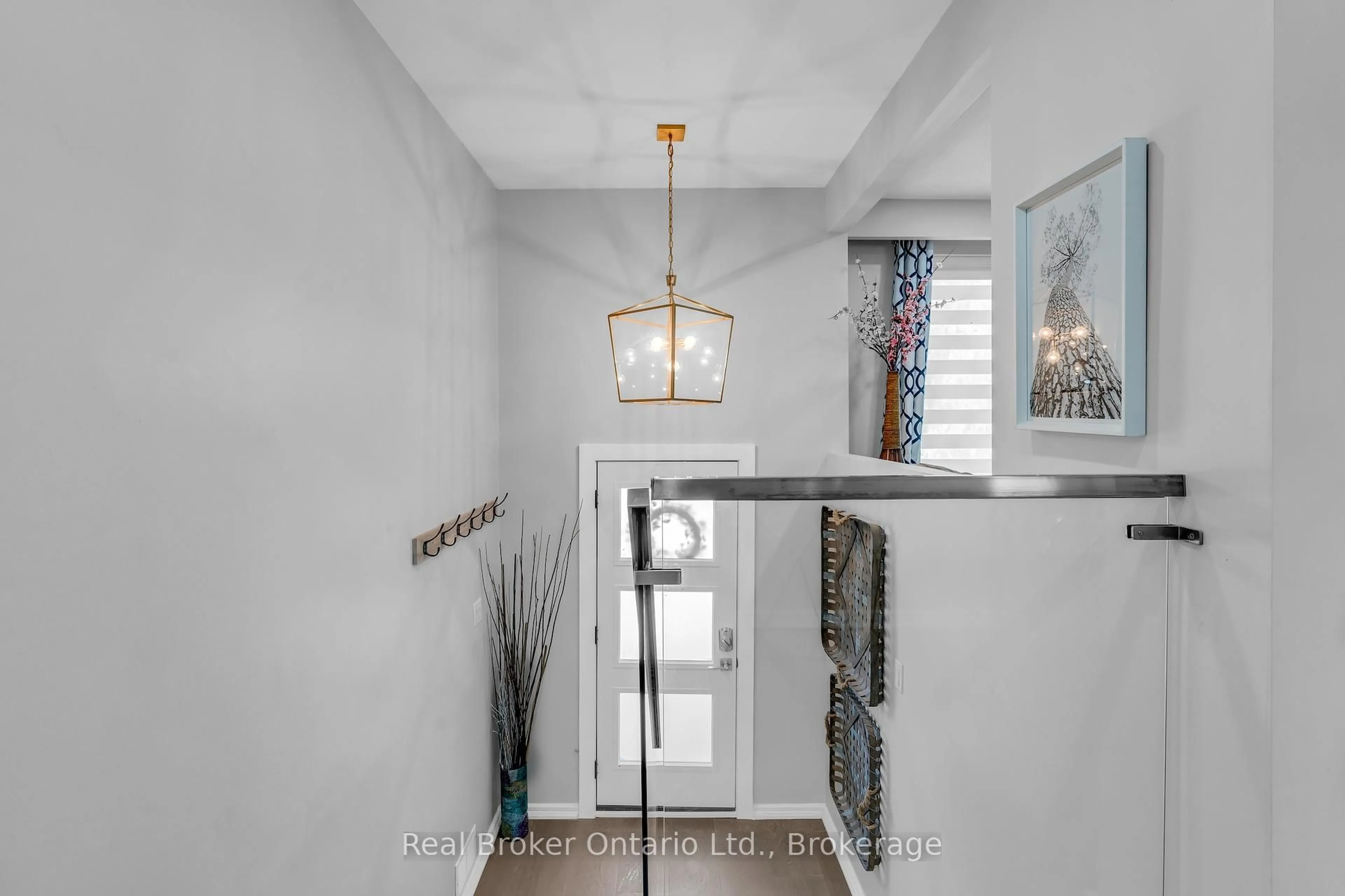 Indoor entryway for 692 Woodview Rd, Burlington Ontario L7N 3A5