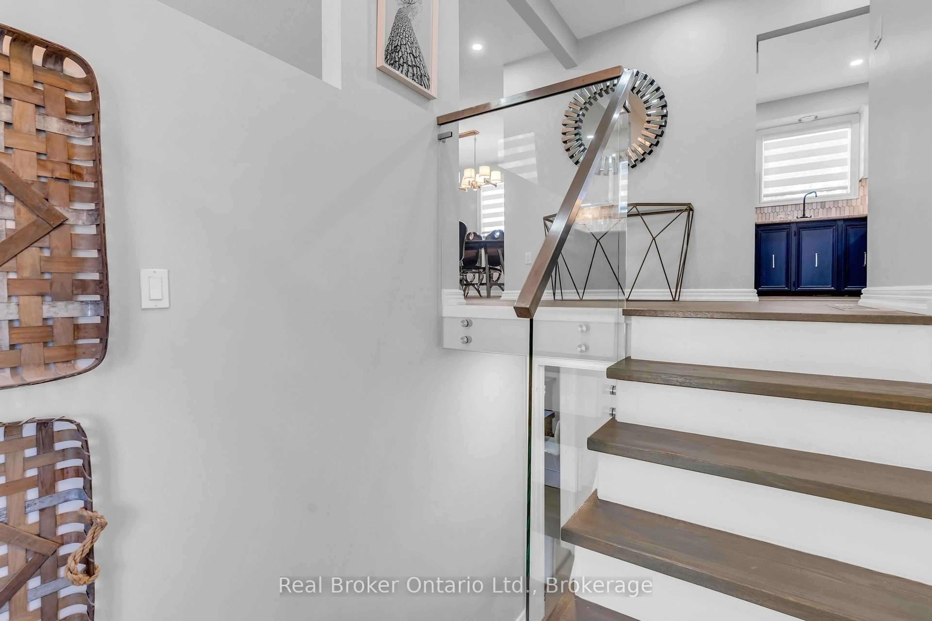 Unknown for 692 Woodview Rd, Burlington Ontario L7N 3A5