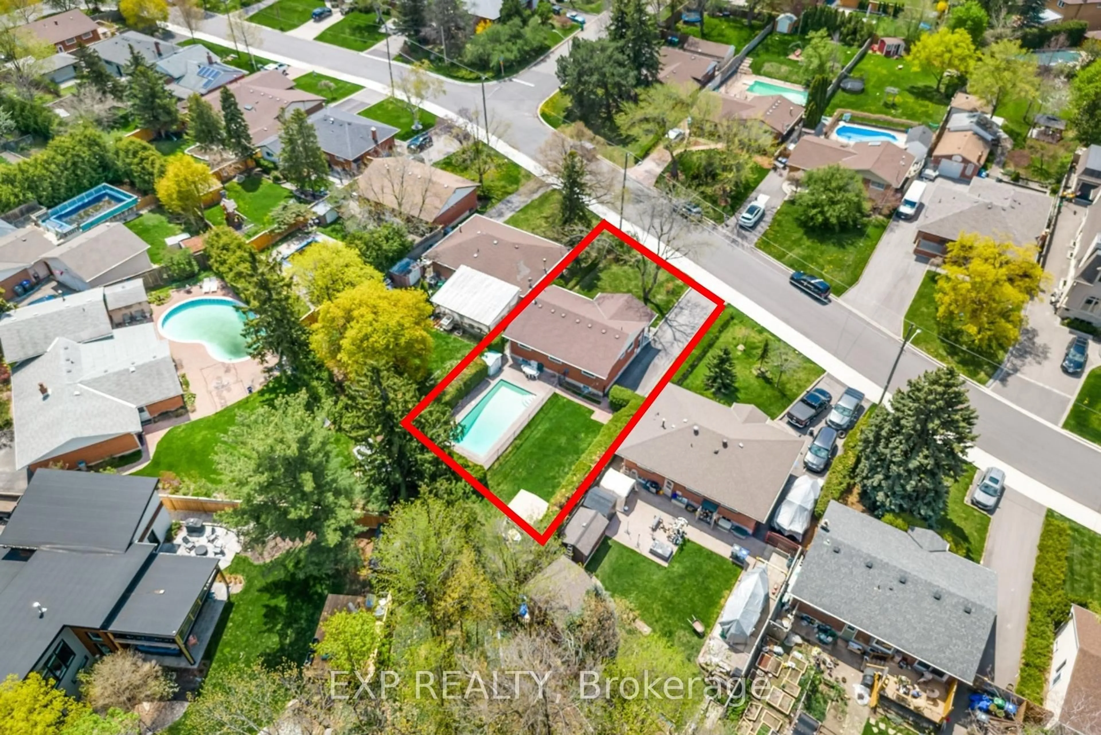 A pic from outside/outdoor area/front of a property/back of a property/a pic from drone, street for 43 Theodore Dr, Mississauga Ontario L5M 1E5