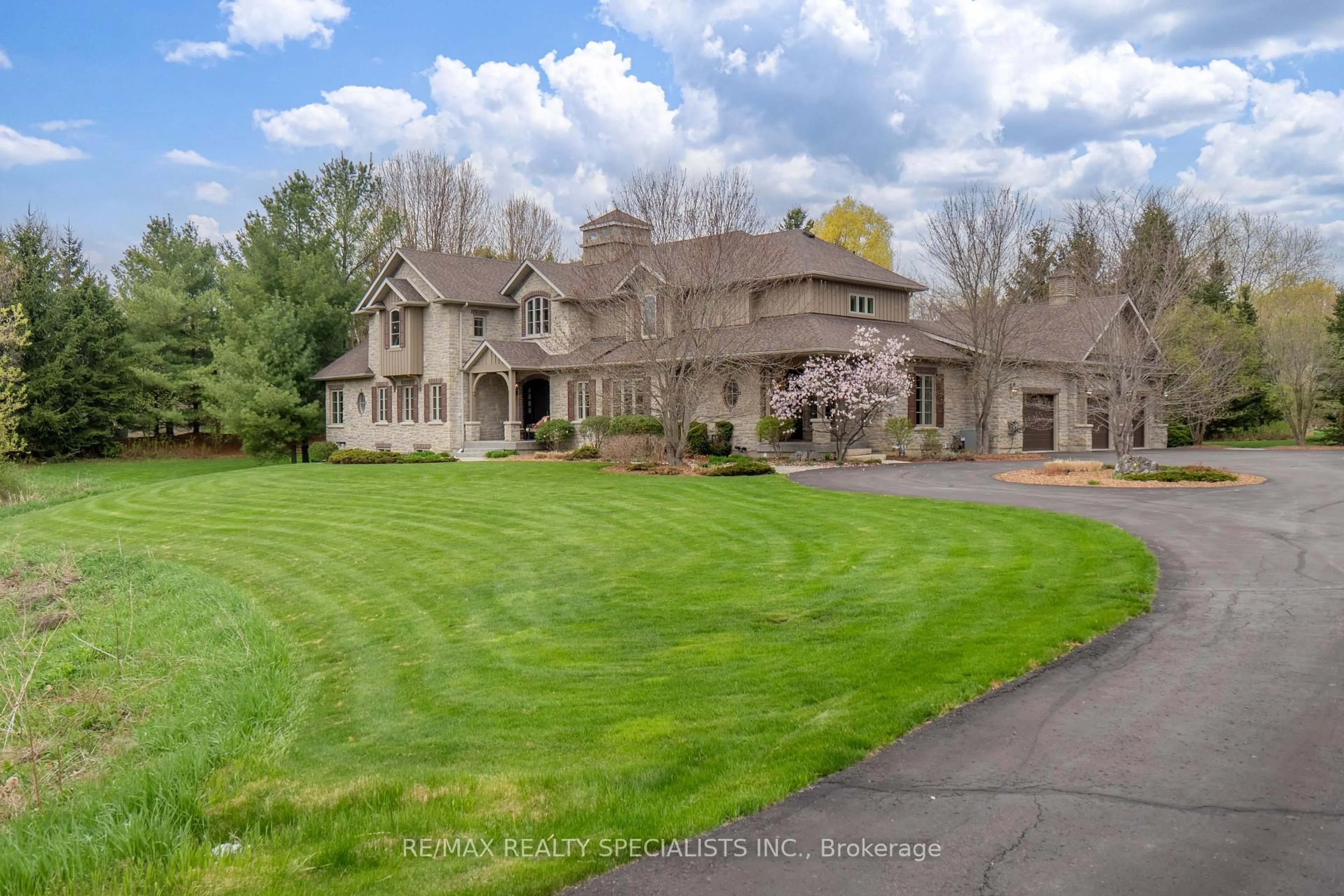 A pic from outside/outdoor area/front of a property/back of a property/a pic from drone, street for 6 Oak Knoll Dr, Caledon Ontario L7E 4C9