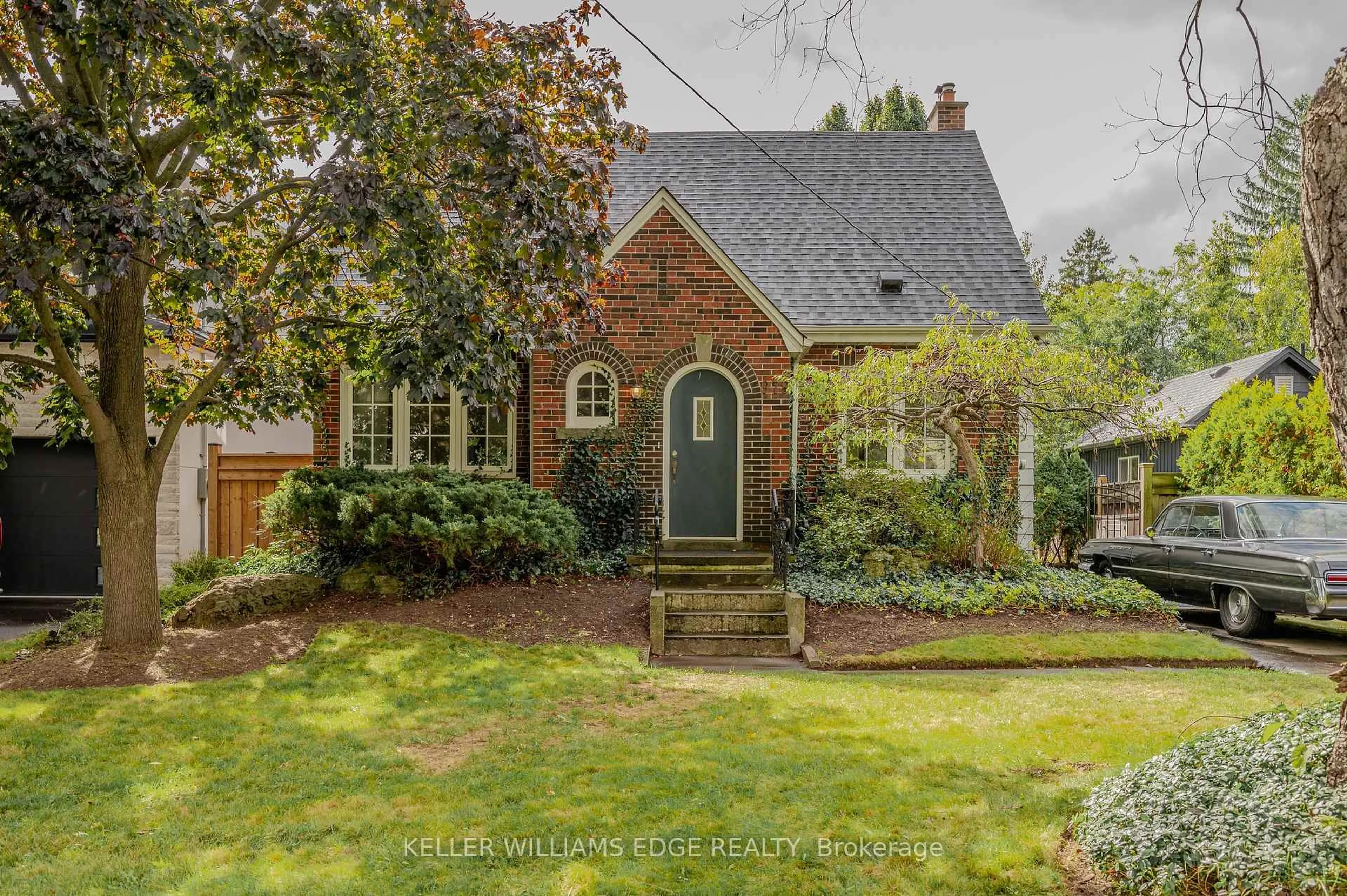Home with brick exterior material, street for 978 North Shore Blvd, Burlington Ontario L7T 1B1