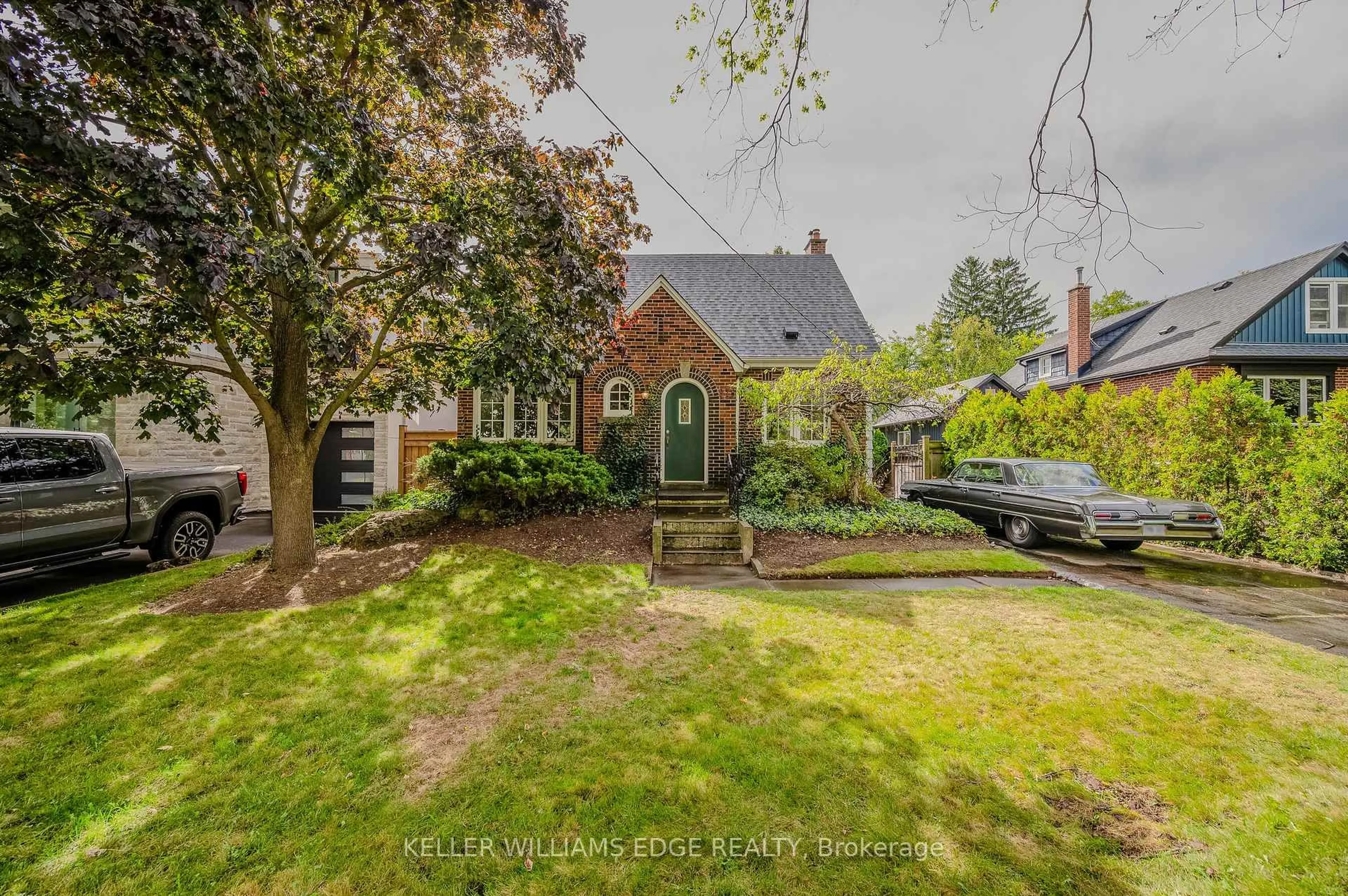 A pic from outside/outdoor area/front of a property/back of a property/a pic from drone, street for 978 North Shore Blvd, Burlington Ontario L7T 1B1