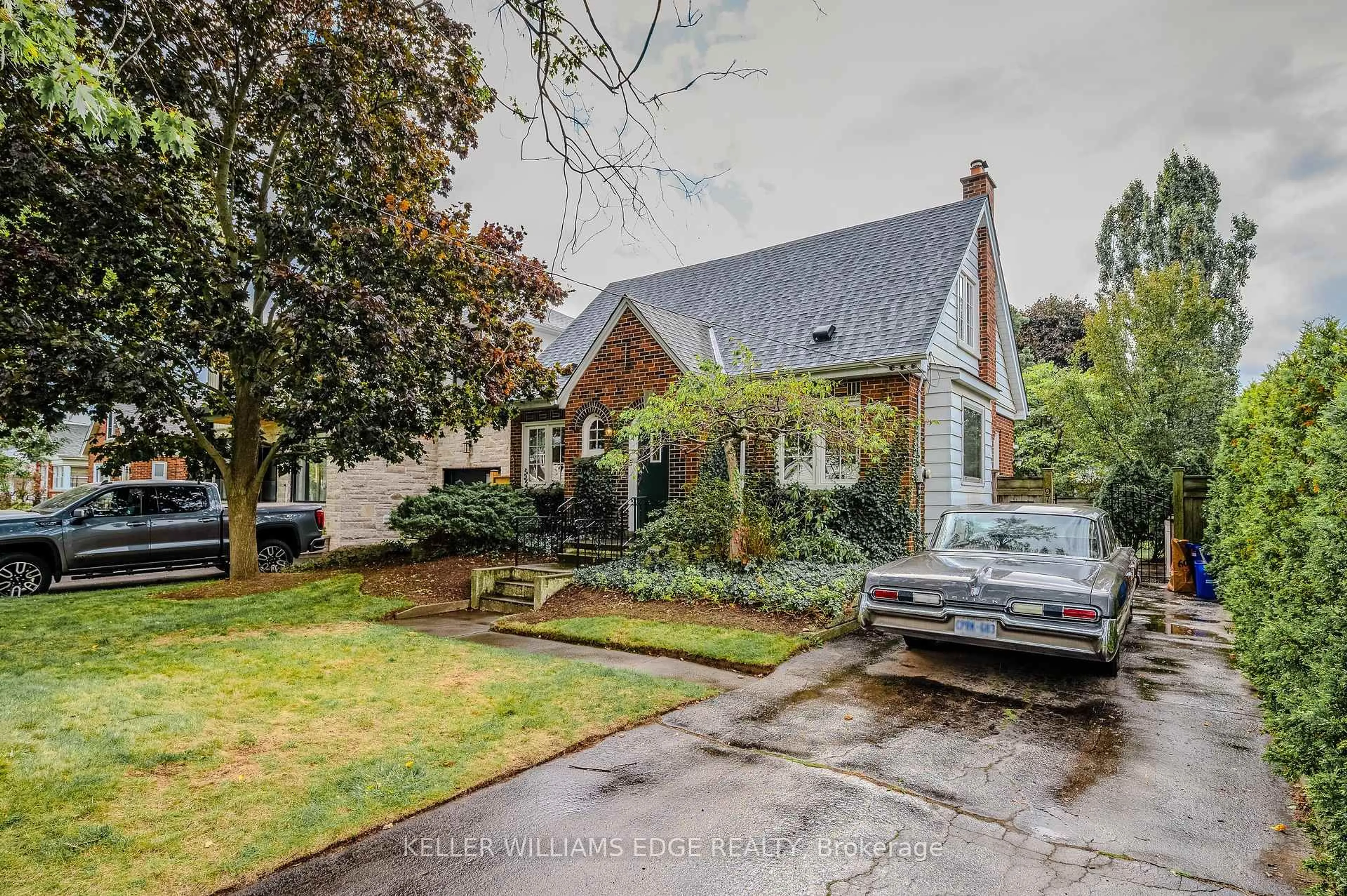 A pic from outside/outdoor area/front of a property/back of a property/a pic from drone, street for 978 North Shore Blvd, Burlington Ontario L7T 1B1