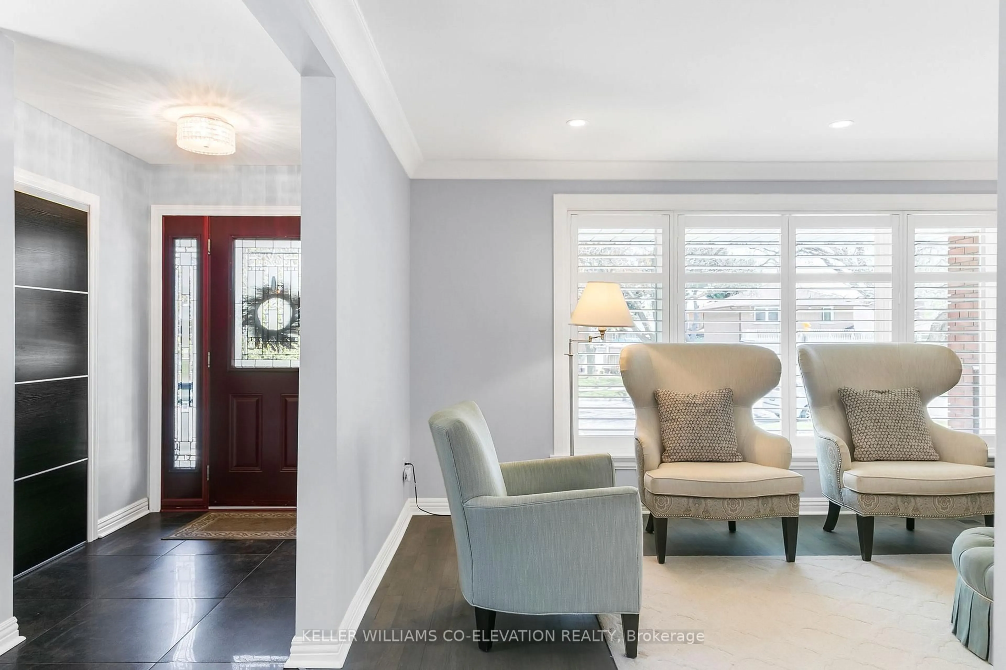Indoor entryway for 122 Sun Row Dr, Toronto Ontario M9P 3J6