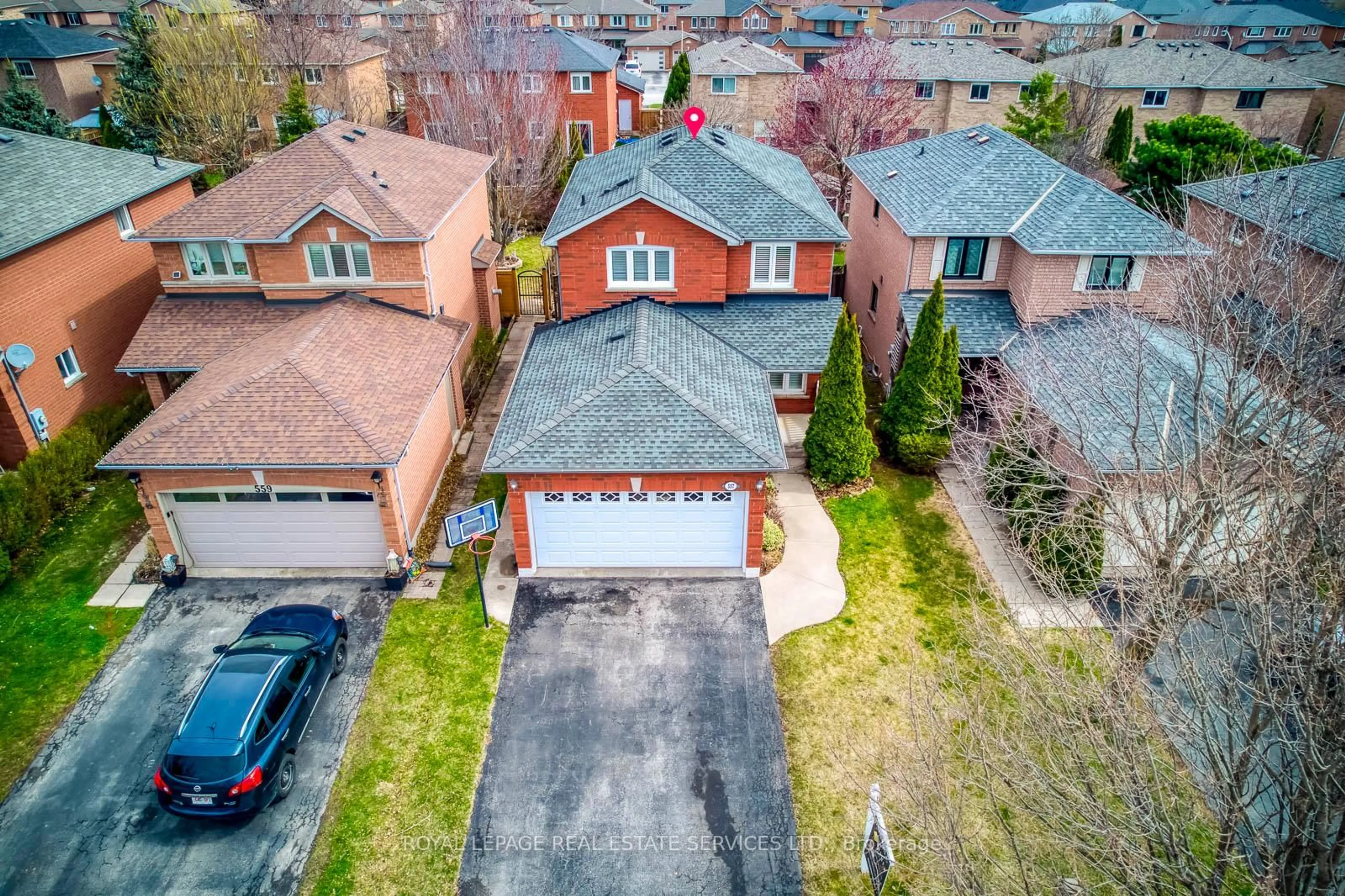A pic from outside/outdoor area/front of a property/back of a property/a pic from drone, street for 557 FOTHERGILL Blvd, Burlington Ontario L7L 6E1
