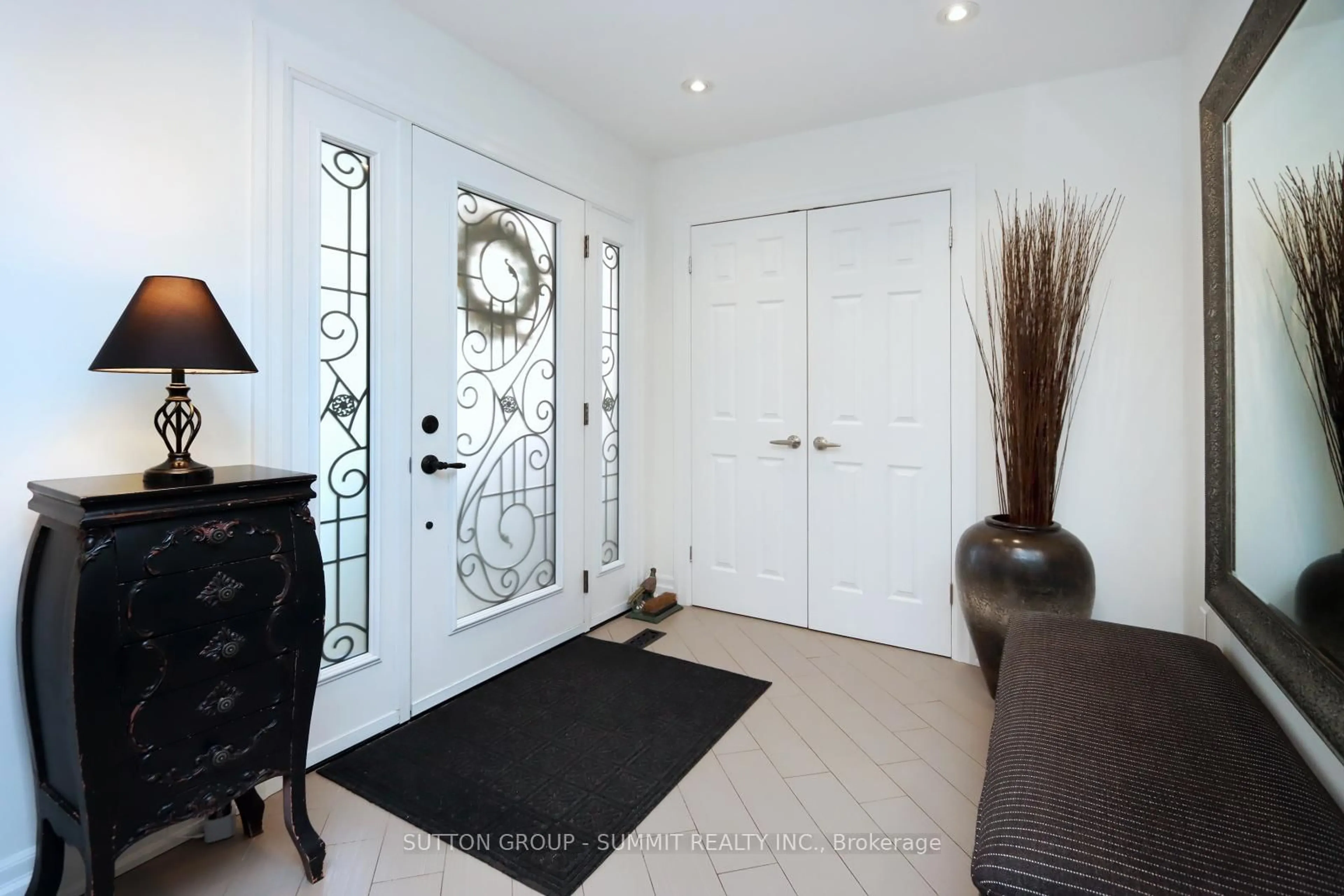 Indoor entryway for 1417 Jefferson Cres, Oakville Ontario L6H 3G5