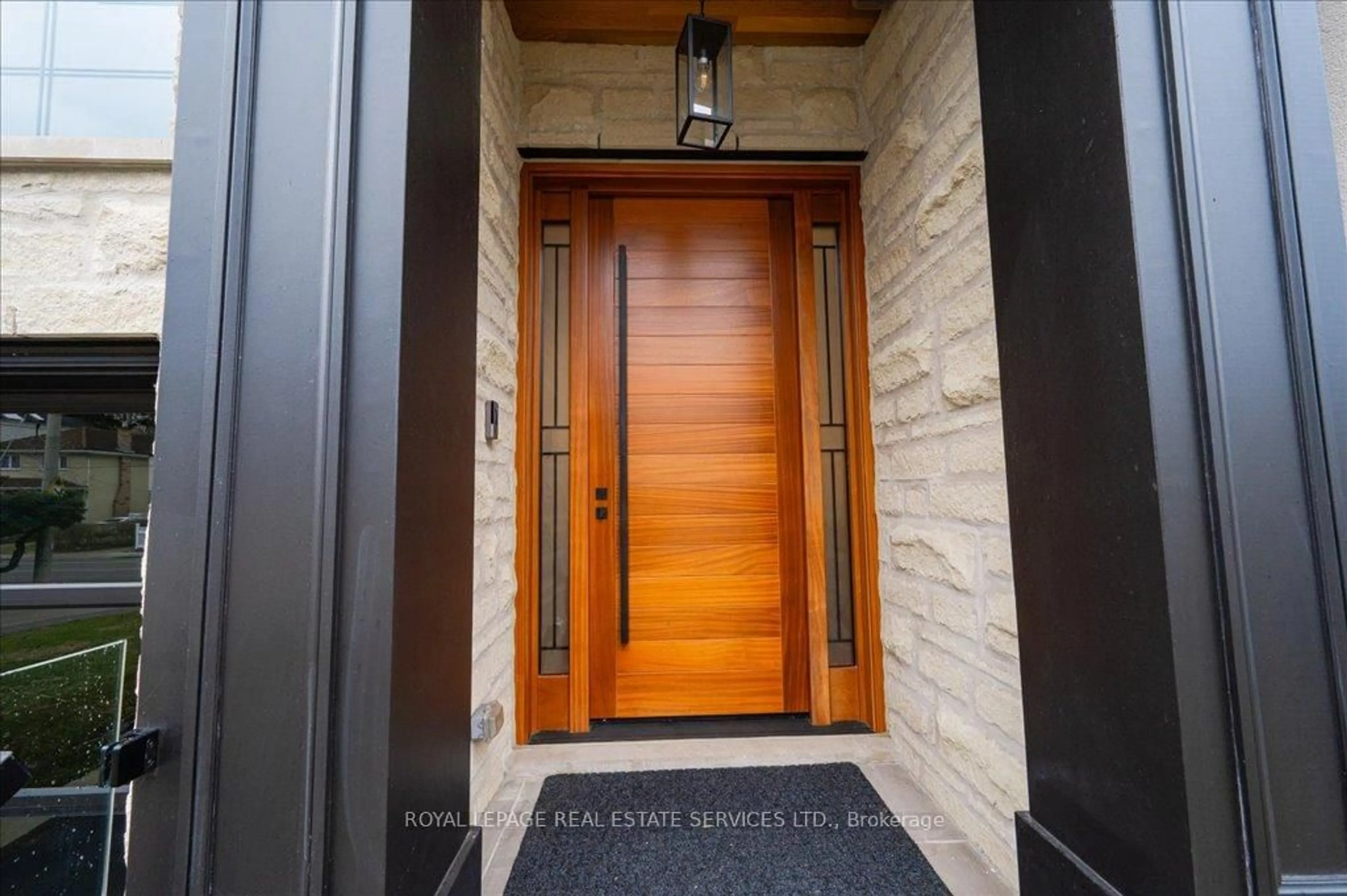 Indoor entryway for 78 South Kingsway N/A, Toronto Ontario M6S 3T3